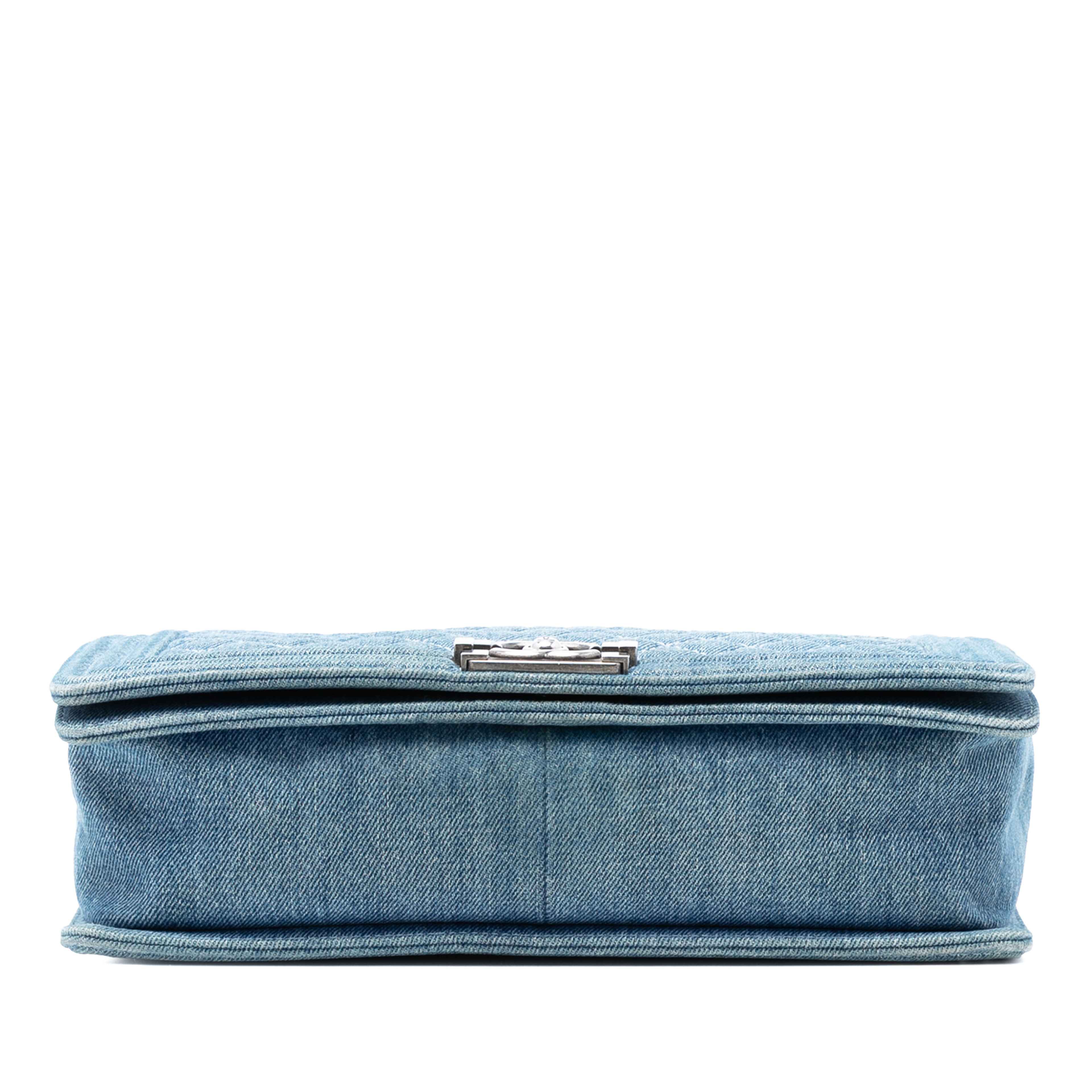 Chanel Large Quilted Denim Boy Flap, från Luxclusif, i färgen blå. Klicka för att öppna bilden i stort format