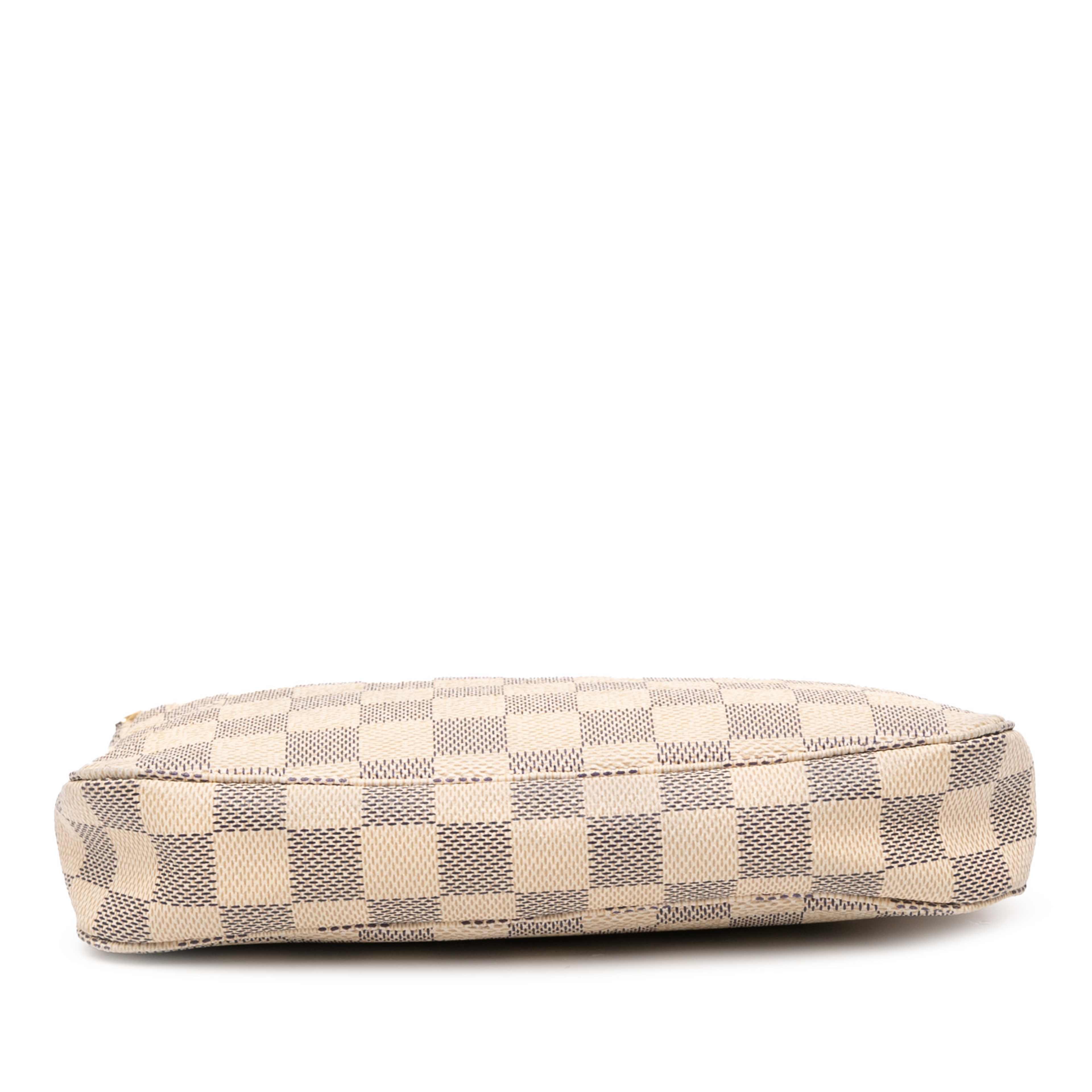 Louis Vuitton Damier Azur Pochette Accessoires, från Luxclusif, i färgen white. Klicka för att öppna bilden i stort format