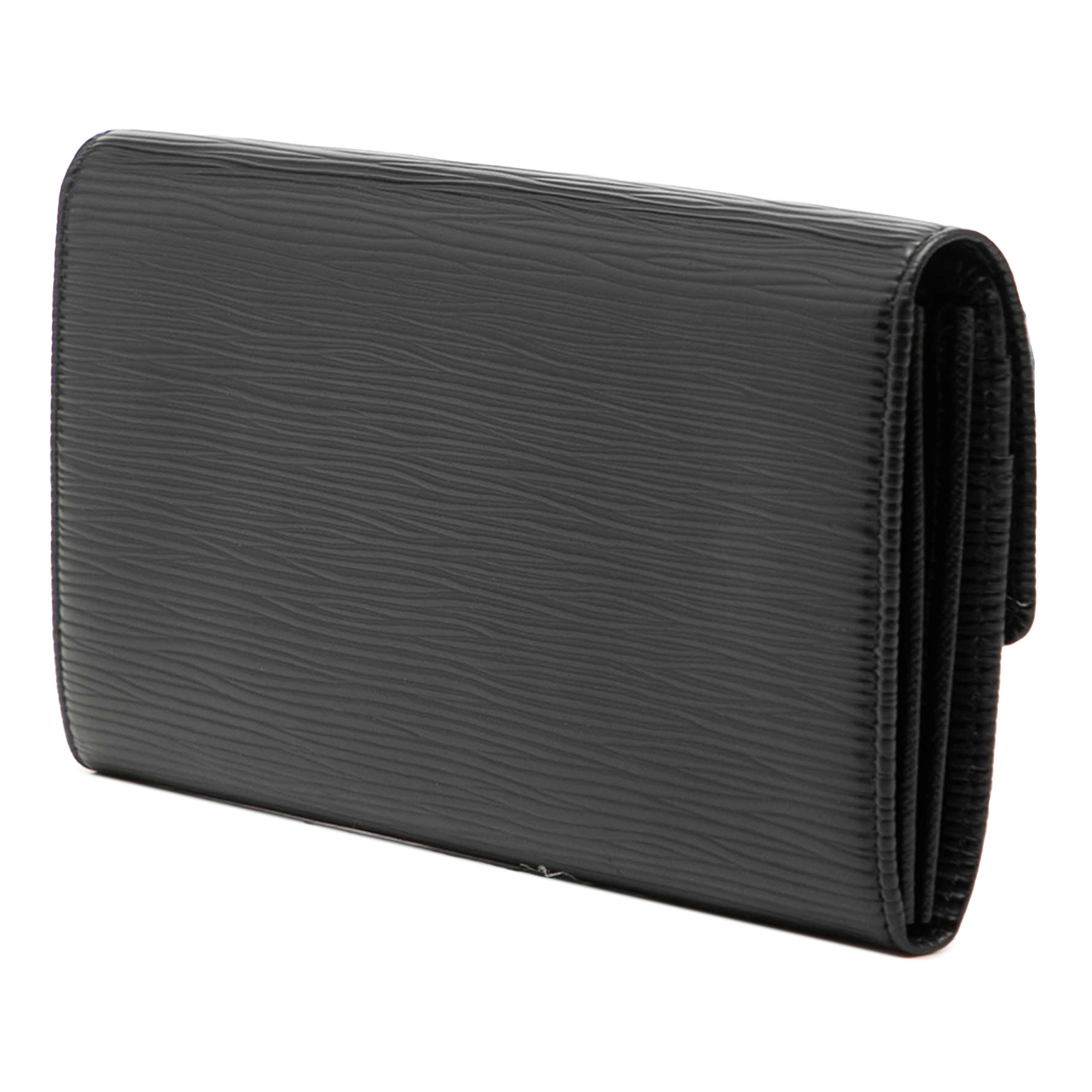Louis Vuitton Epi Sarah Long Wallet, från Luxclusif, i färgen svart. Klicka för att öppna bilden i stort format