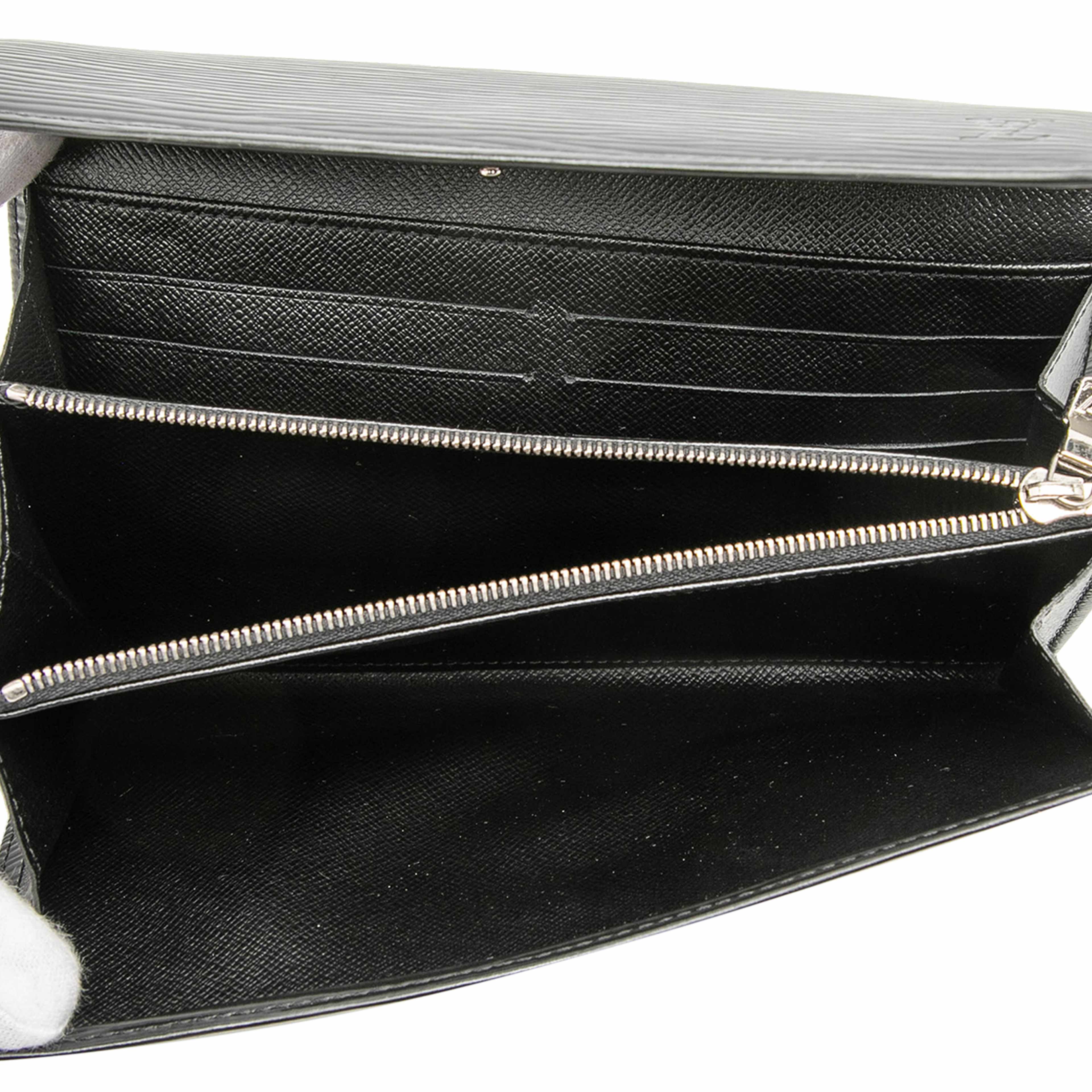 Louis Vuitton Epi Sarah Long Wallet, från Luxclusif, i färgen black. Klicka för att öppna bilden i stort format