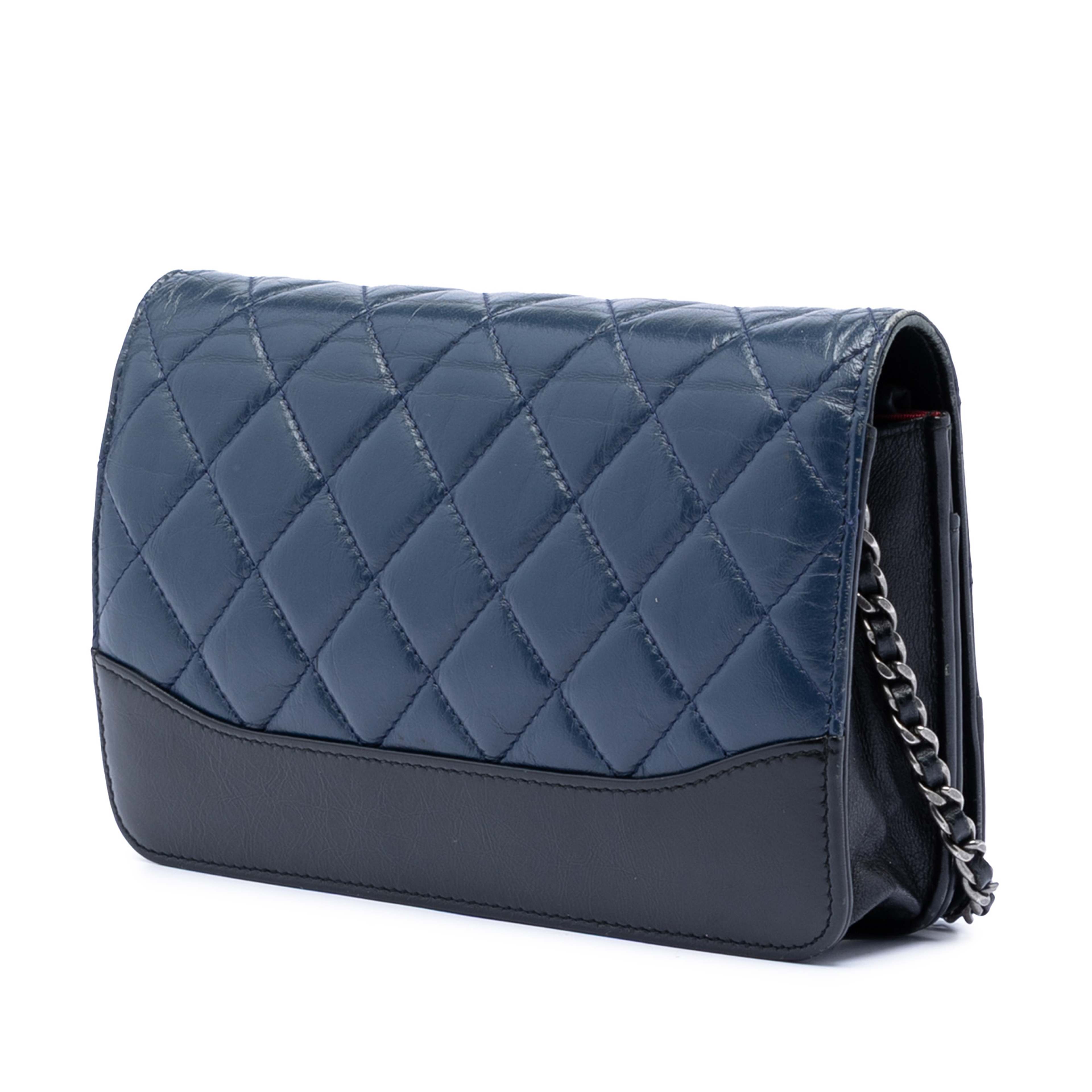 Chanel Quilted Aged Calfskin Gabrielle Wallet On Chain, från Luxclusif, i färgen navy. Klicka för att öppna bilden i stort format