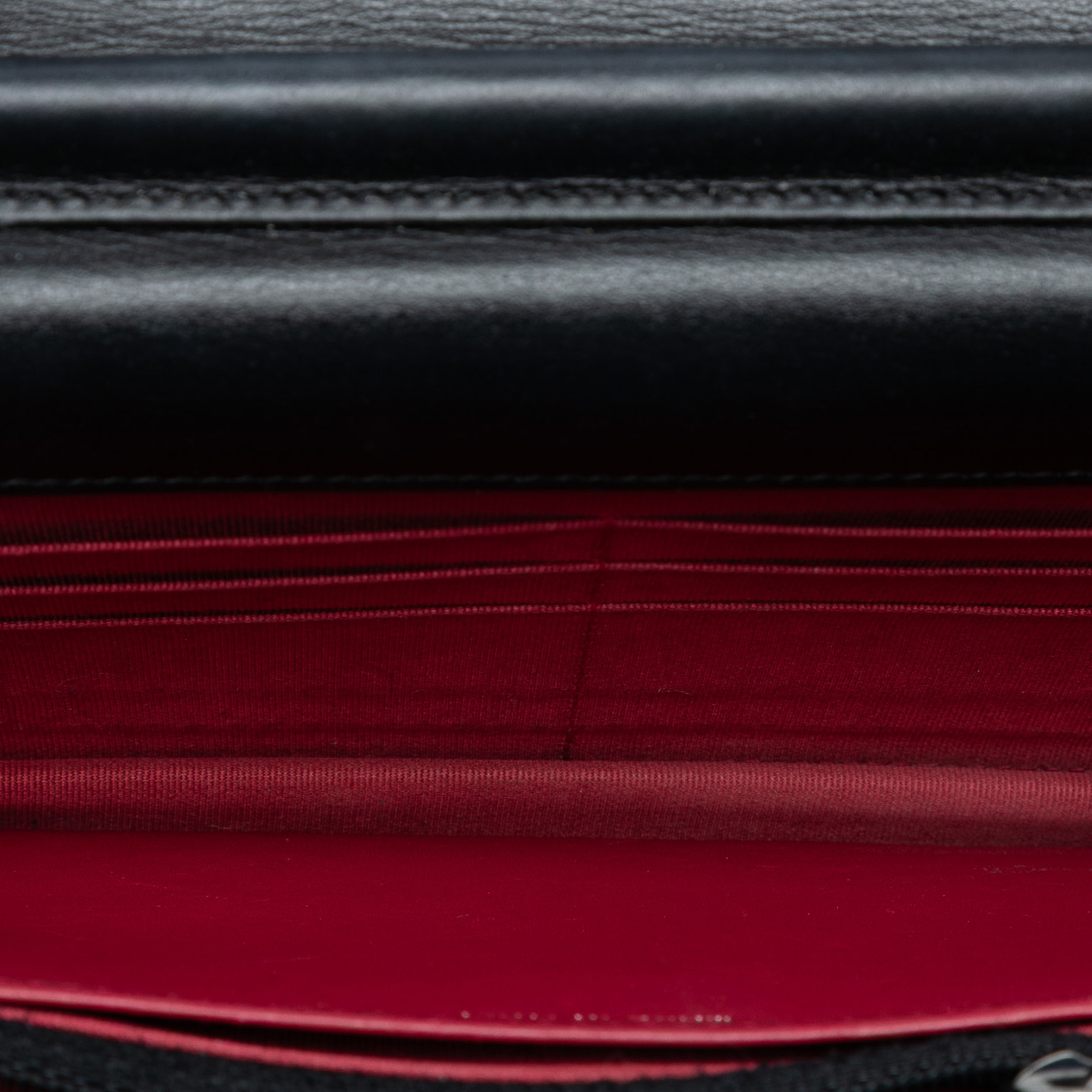 Chanel Quilted Aged Calfskin Gabrielle Wallet On Chain, från Luxclusif, i färgen navy. Klicka för att öppna bilden i stort format