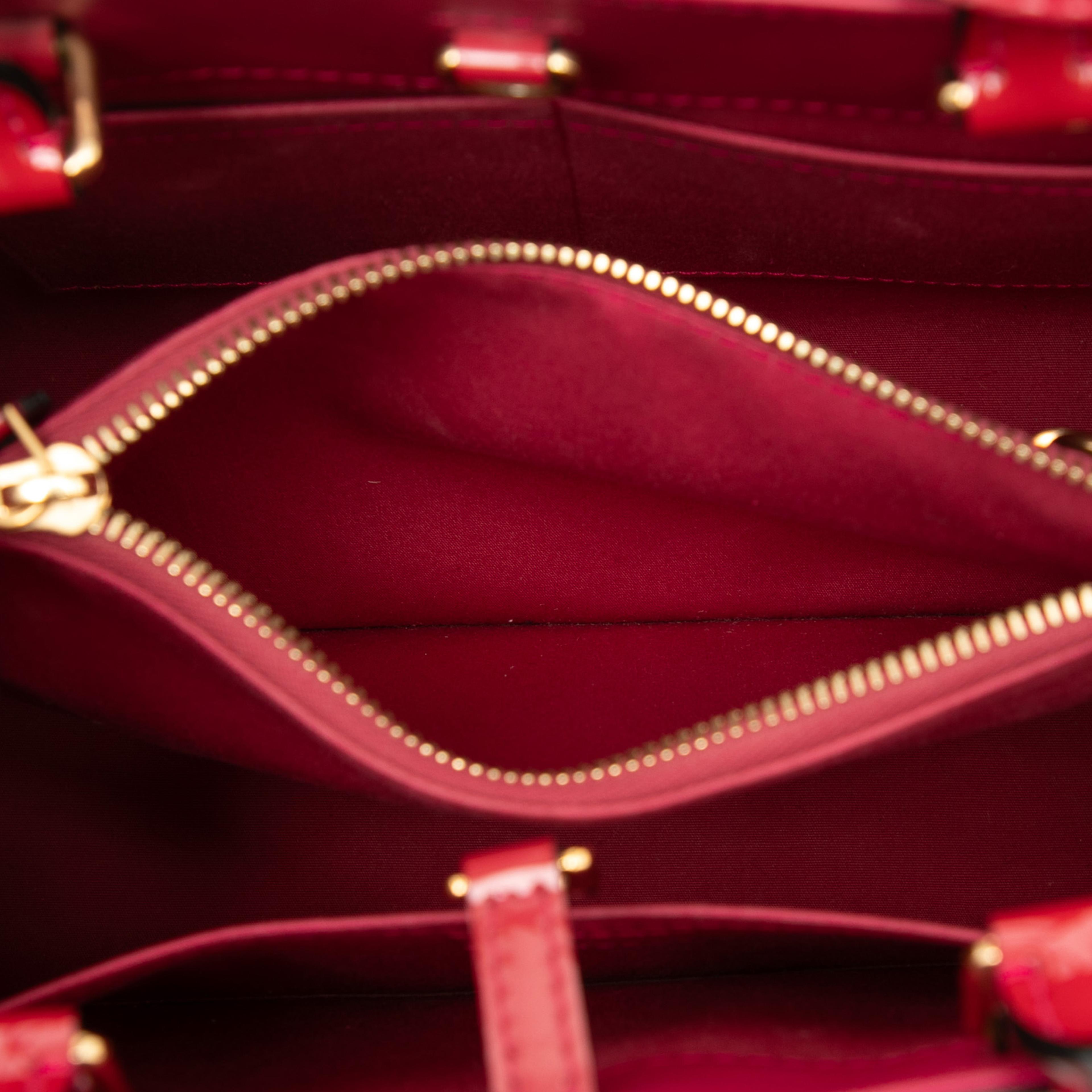 Louis Vuitton Monogram Vernis Montaigne Bb, från Luxclusif, i färgen red. Klicka för att öppna bilden i stort format