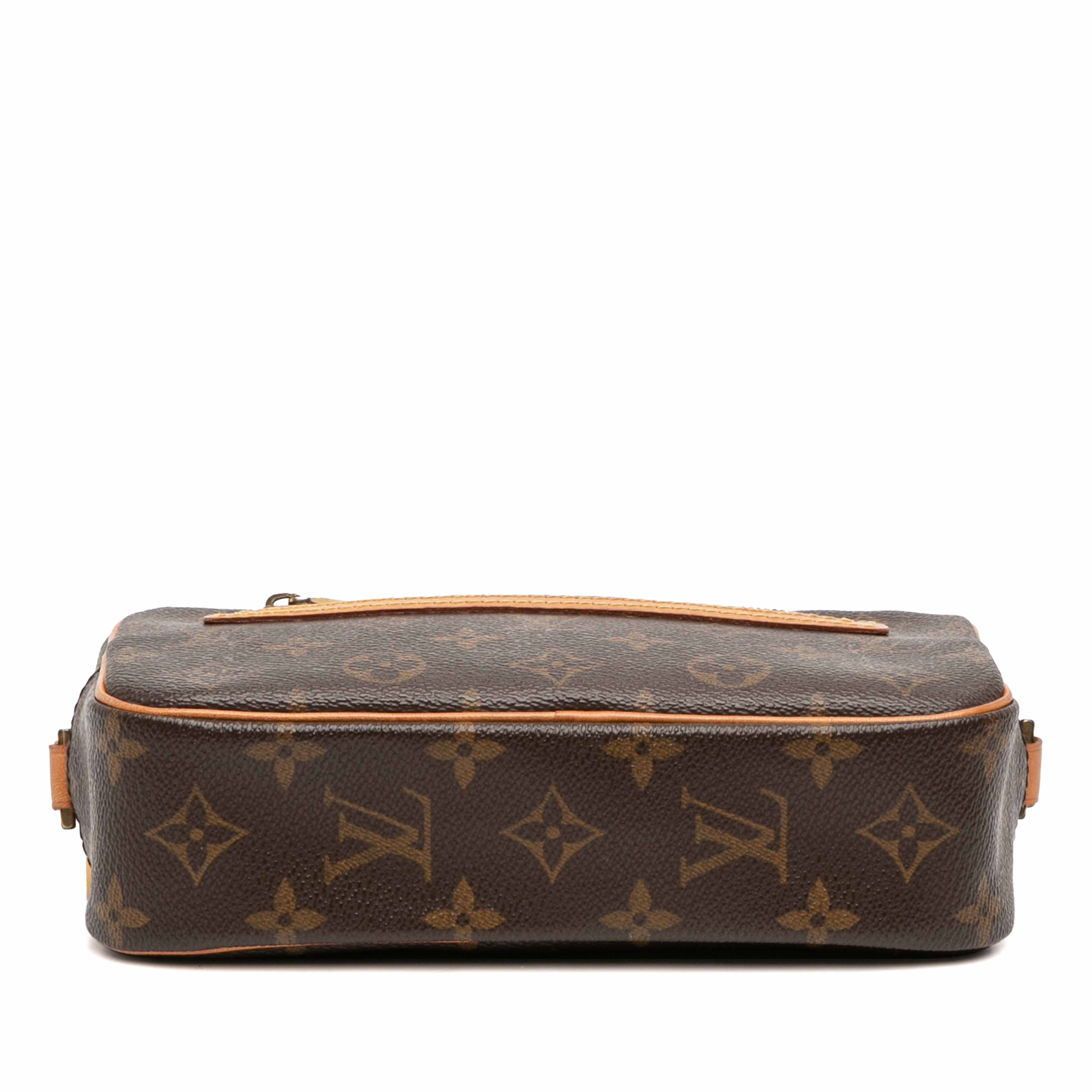 Louis Vuitton Monogram Pochette Cite, från Luxclusif, i färgen brown. Klicka för att öppna bilden i stort format