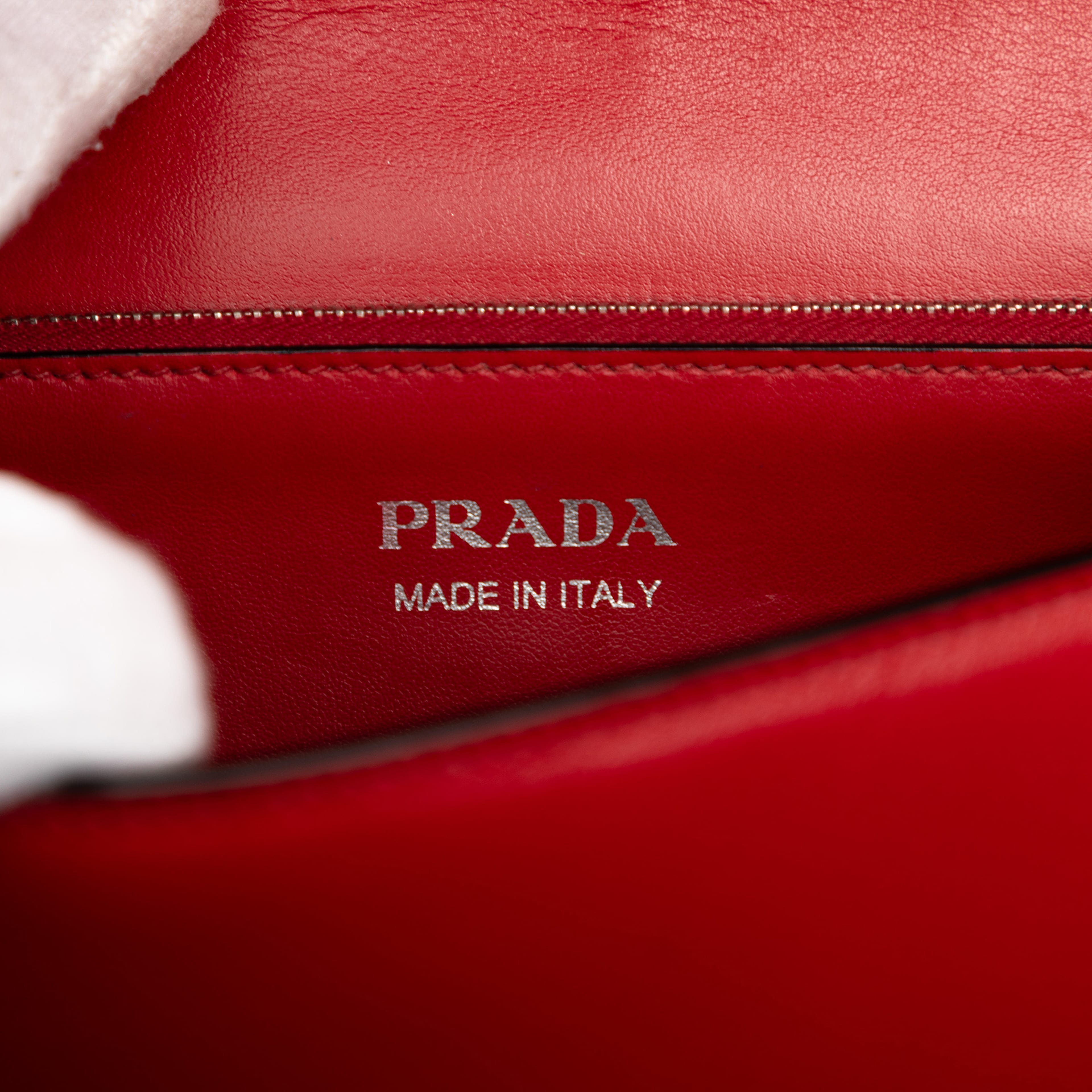 Prada City Calf And Saffiano Elektra Crossbody, från Luxclusif, i färgen red. Klicka för att öppna bilden i stort format