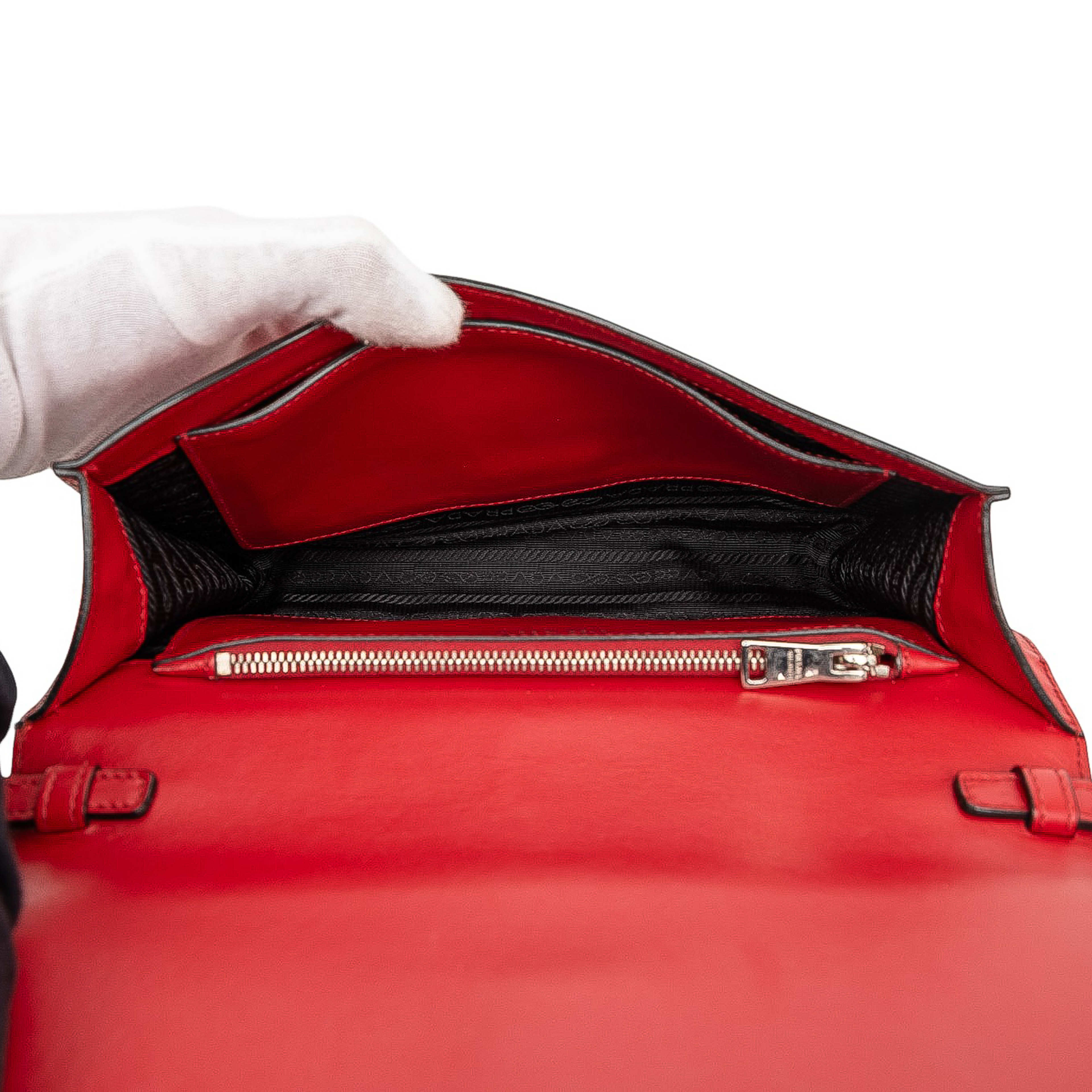 Prada City Calf And Saffiano Elektra Crossbody, från Luxclusif, i färgen red. Klicka för att öppna bilden i stort format