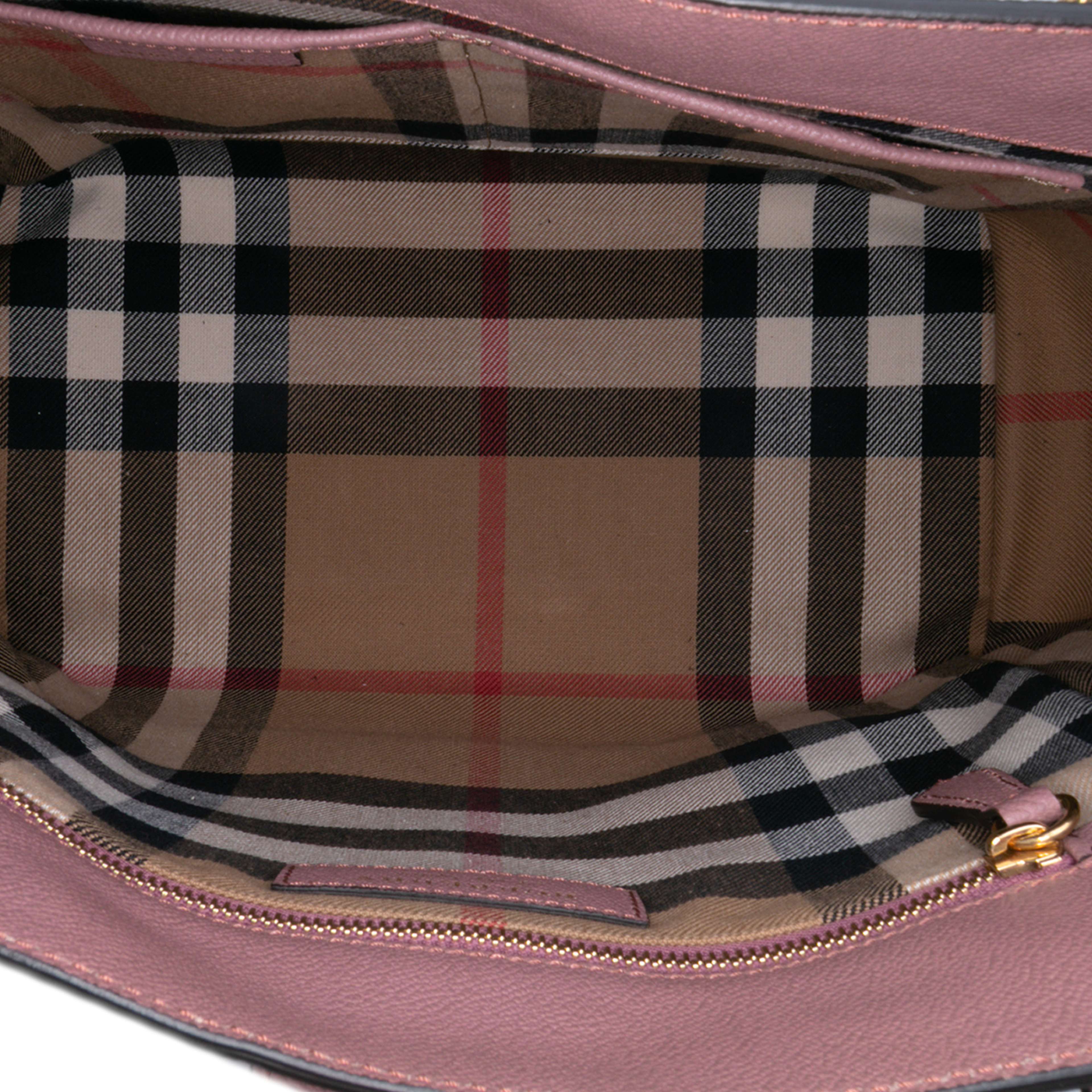 Burberry Small Grained Leather Buckle Tote, från Luxclusif, i färgen pink. Klicka för att öppna bilden i stort format