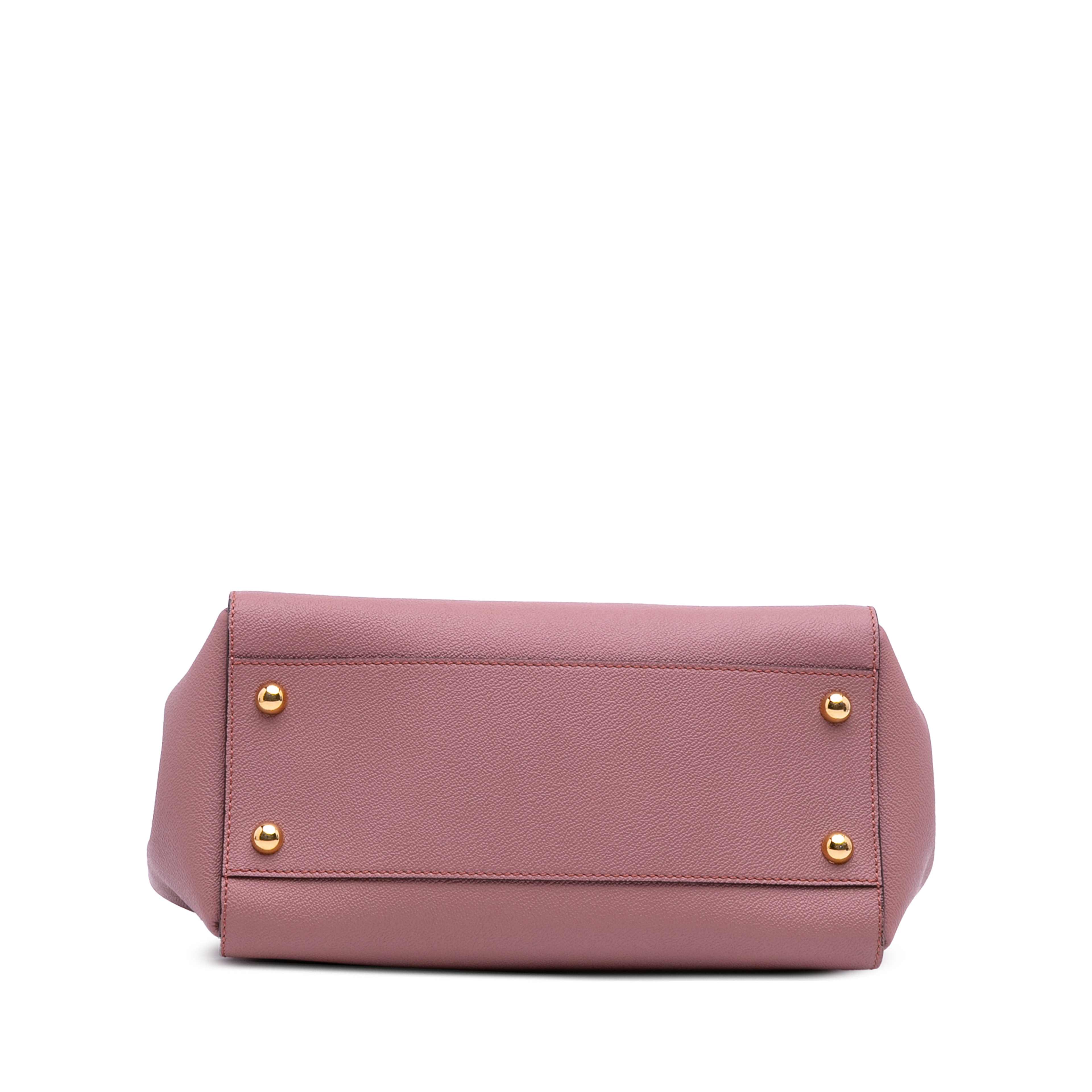 Burberry Small Grained Leather Buckle Tote, från Luxclusif, i färgen pink. Klicka för att öppna bilden i stort format