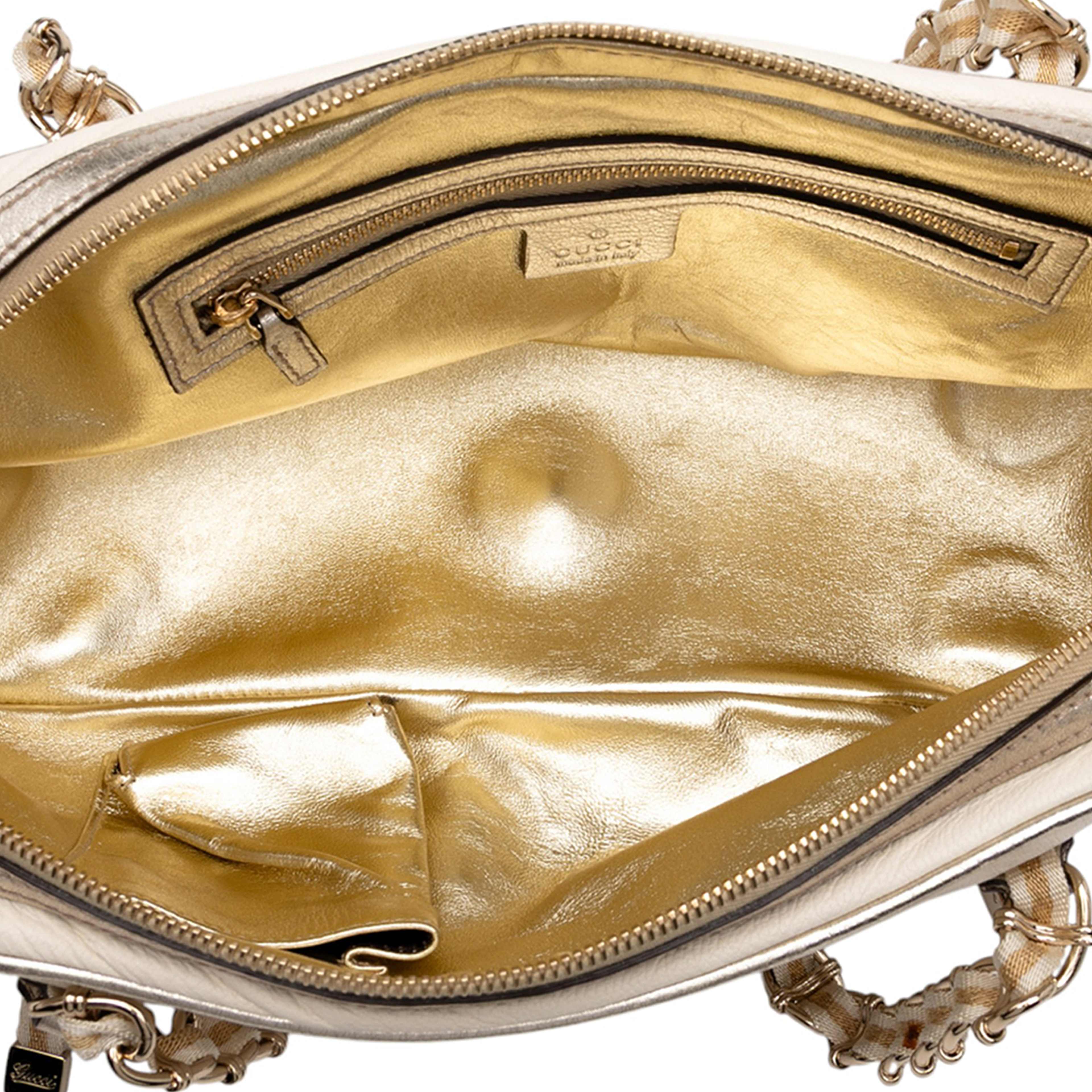 Gucci Small Leather Web Capri Shoulder Bag, från Luxclusif, i färgen white. Klicka för att öppna bilden i stort format