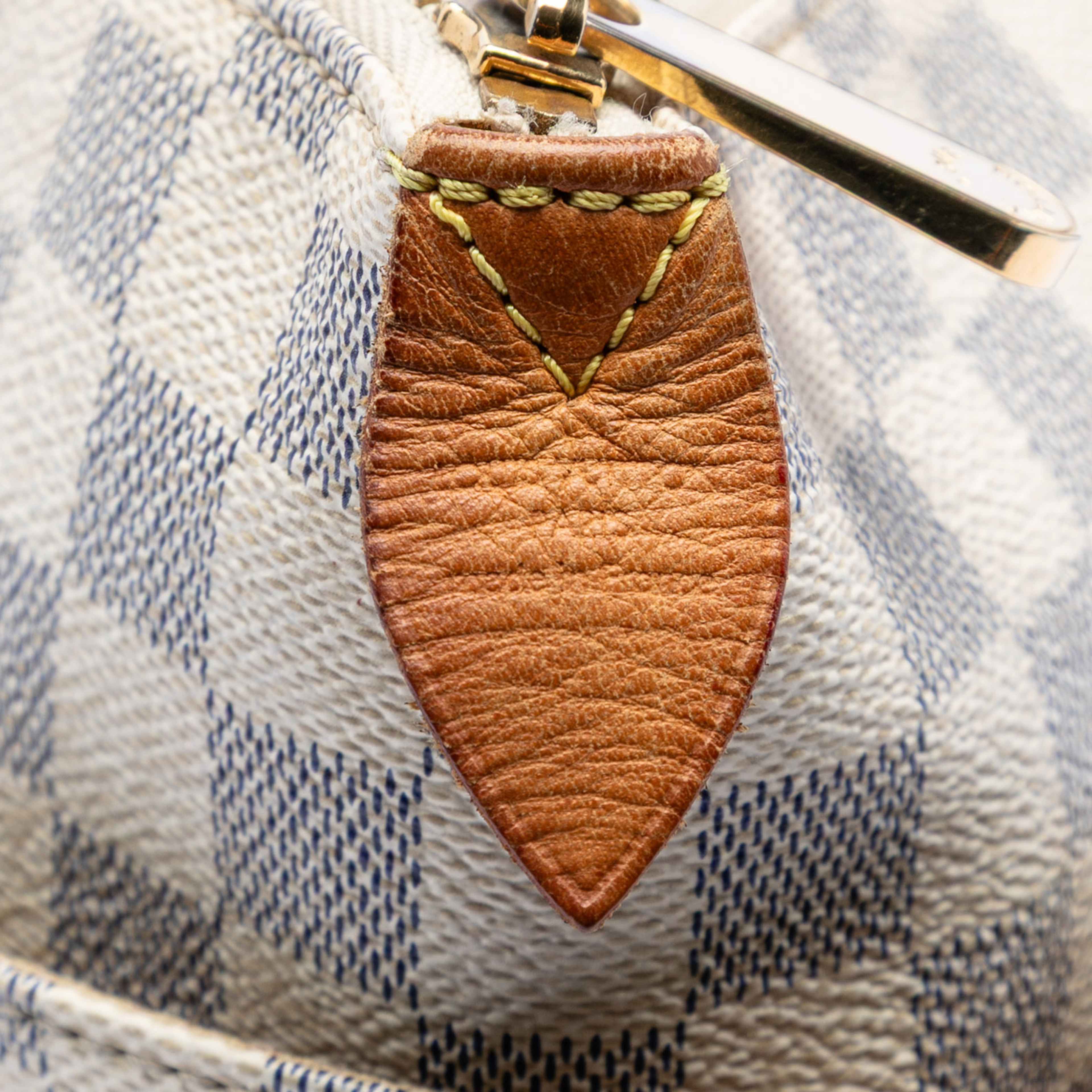 Louis Vuitton Damier Azur Totally Pm, från Luxclusif, i färgen white. Klicka för att öppna bilden i stort format