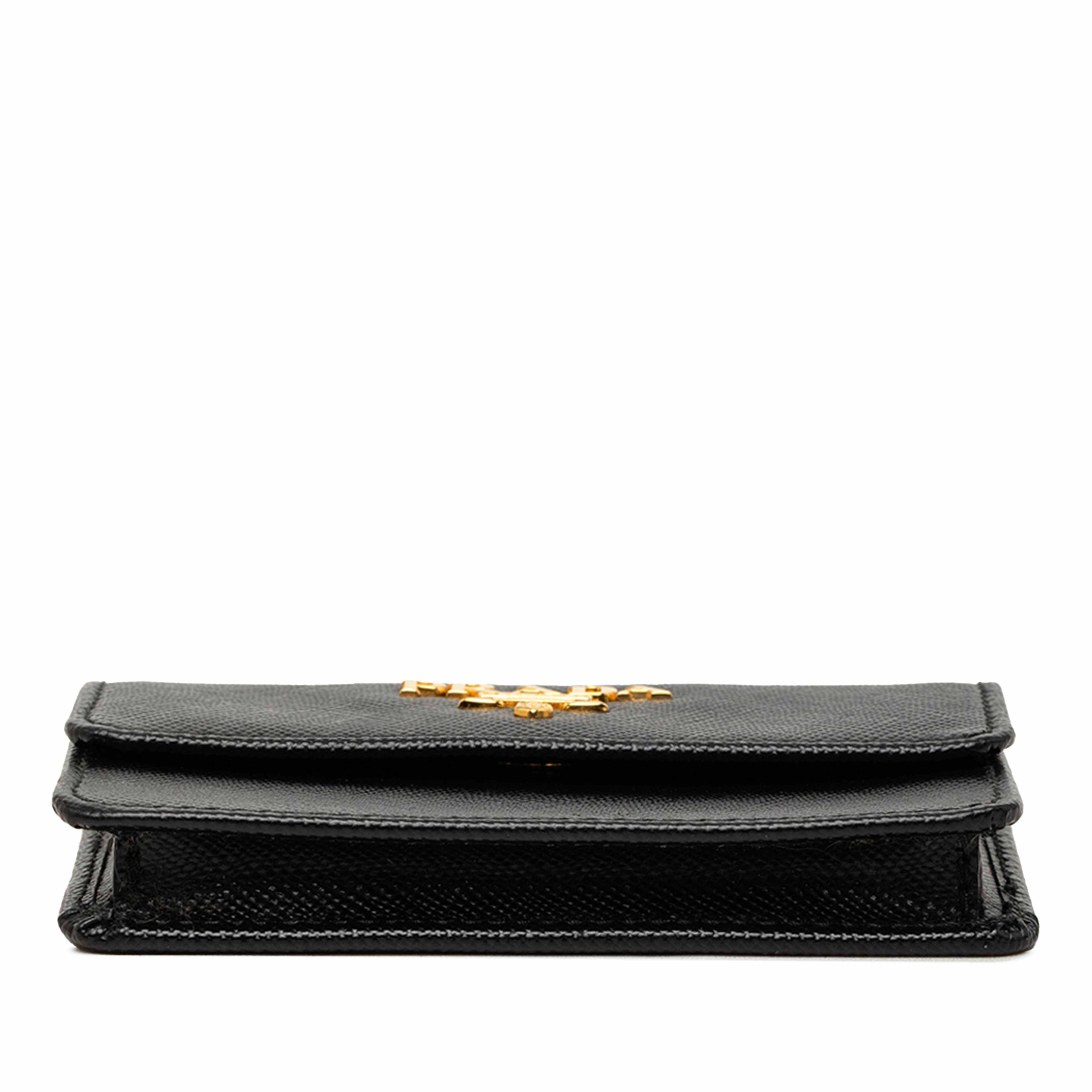Prada Saffiano Card Holder, från Luxclusif, i färgen svart. Klicka för att öppna bilden i stort format