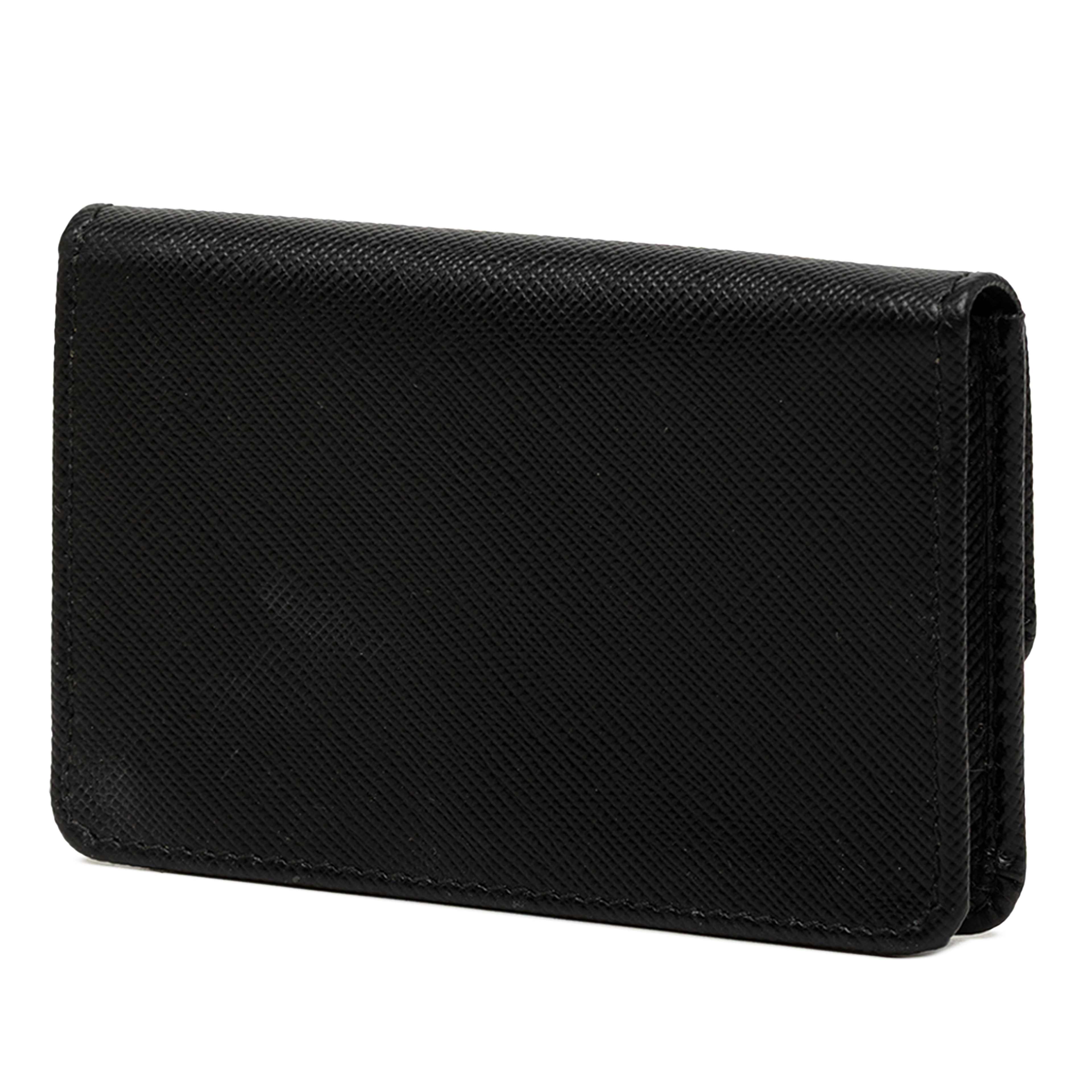 Prada Saffiano Card Holder, från Luxclusif, i färgen svart. Klicka för att öppna bilden i stort format