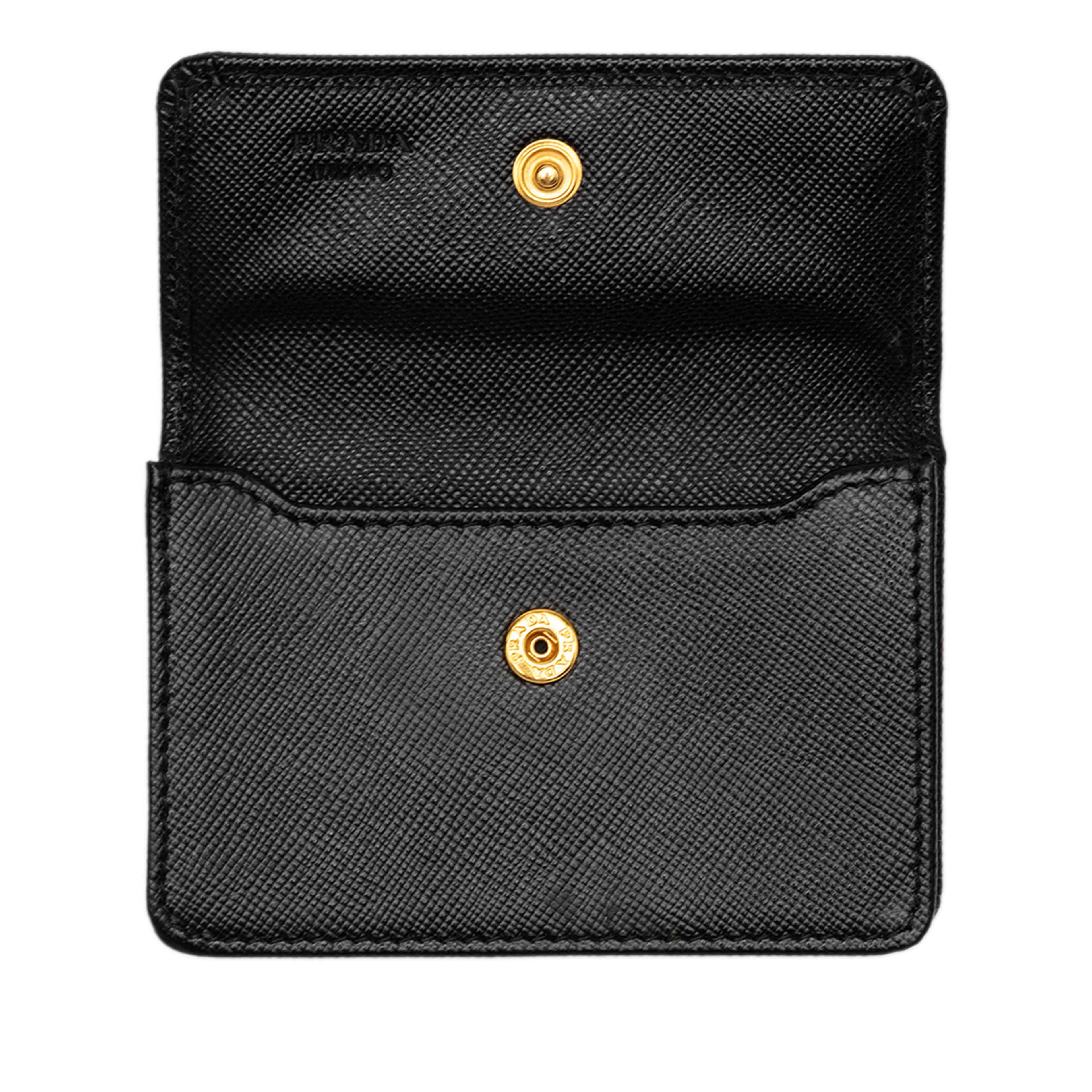 Prada Saffiano Card Holder, från Luxclusif, i färgen svart. Klicka för att öppna bilden i stort format