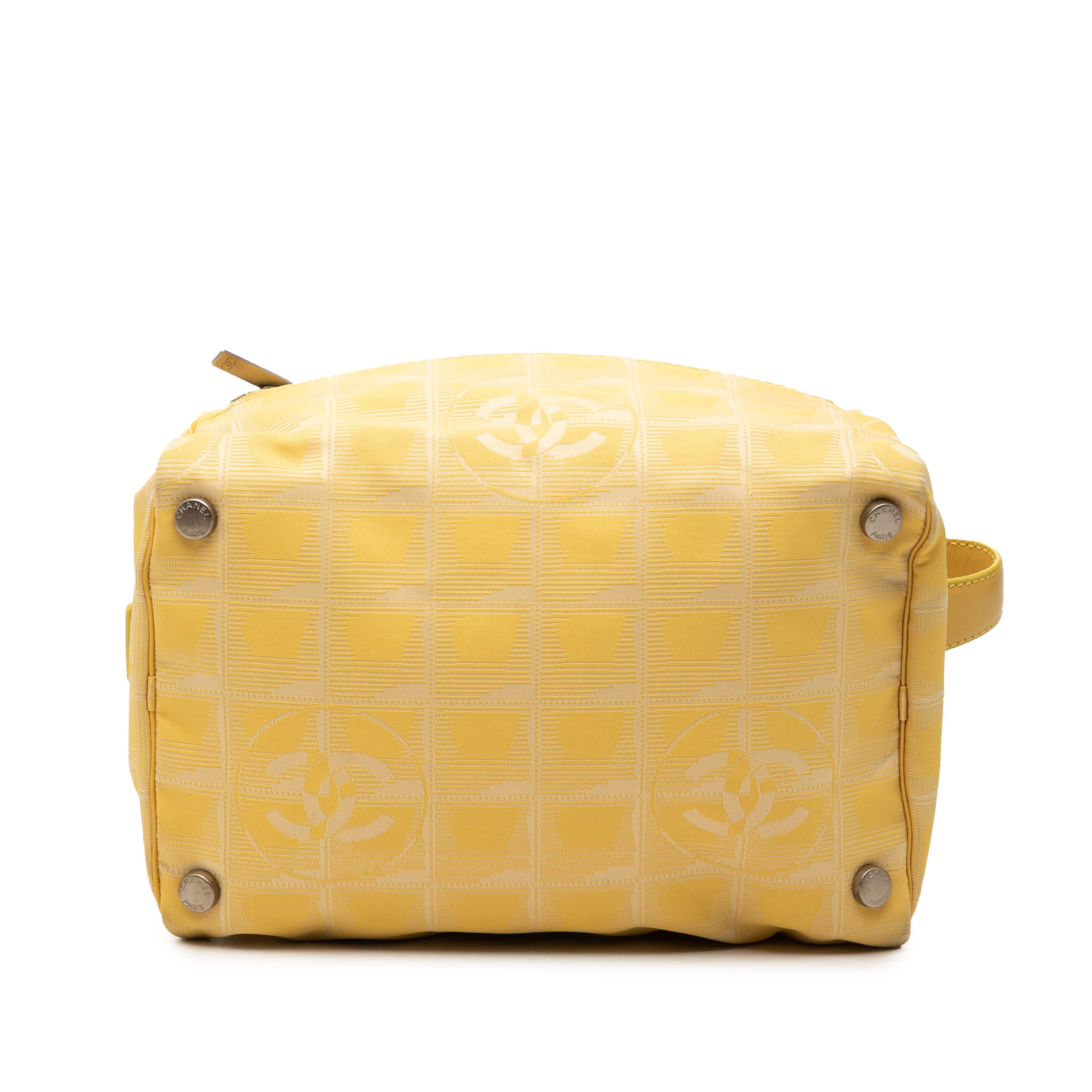Chanel New Travel Line Nylon Vanity Bag, från Luxclusif, i färgen gul. Klicka för att öppna bilden i stort format