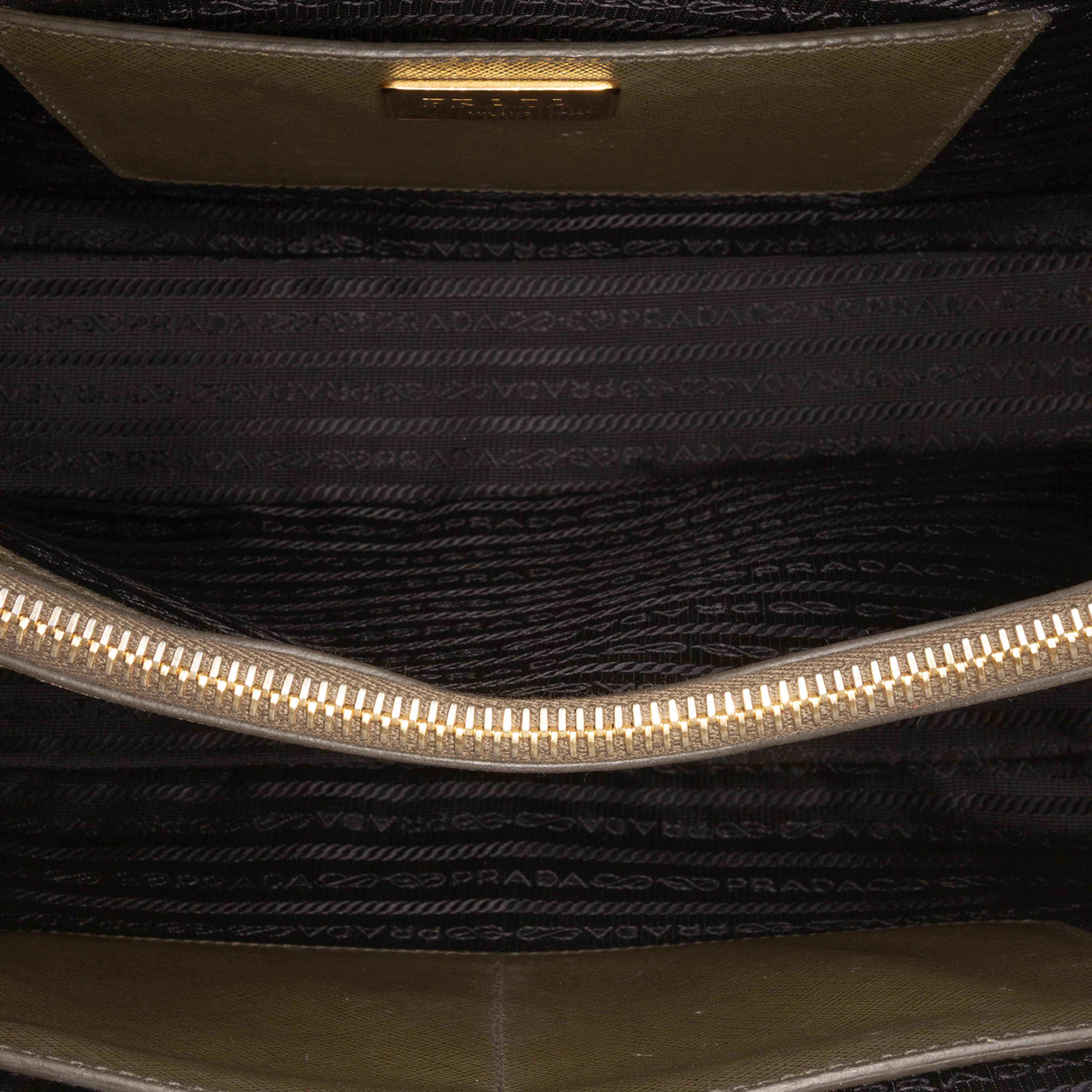 Prada Large Saffiano Lux Promenade Satchel, från Luxclusif, i färgen dark khaki.