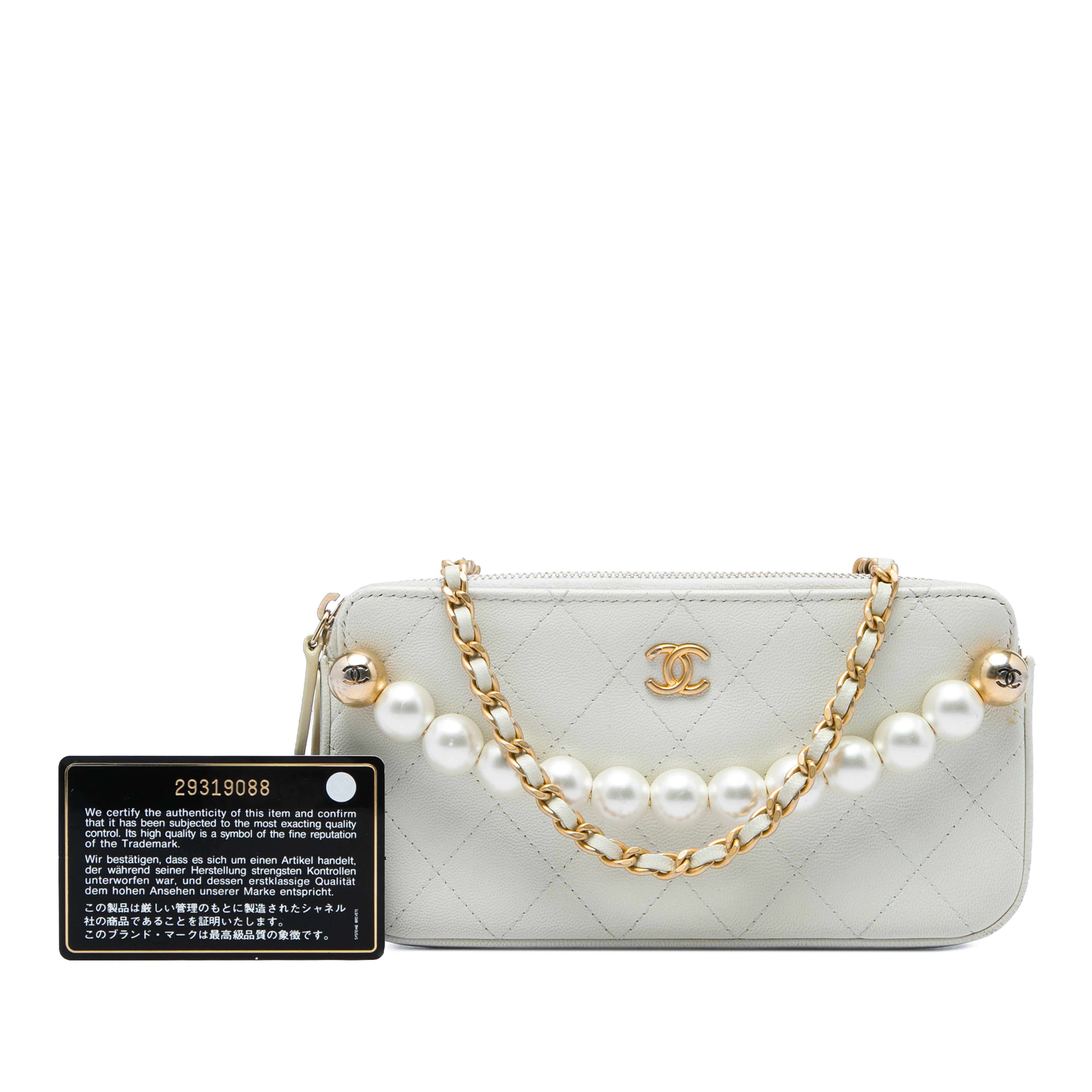 Chanel Cc Quilted Goatskin Chic Pearls Double Zip Clutch With Chain, från Luxclusif, i färgen vit. Klicka för att öppna bilden i stort format