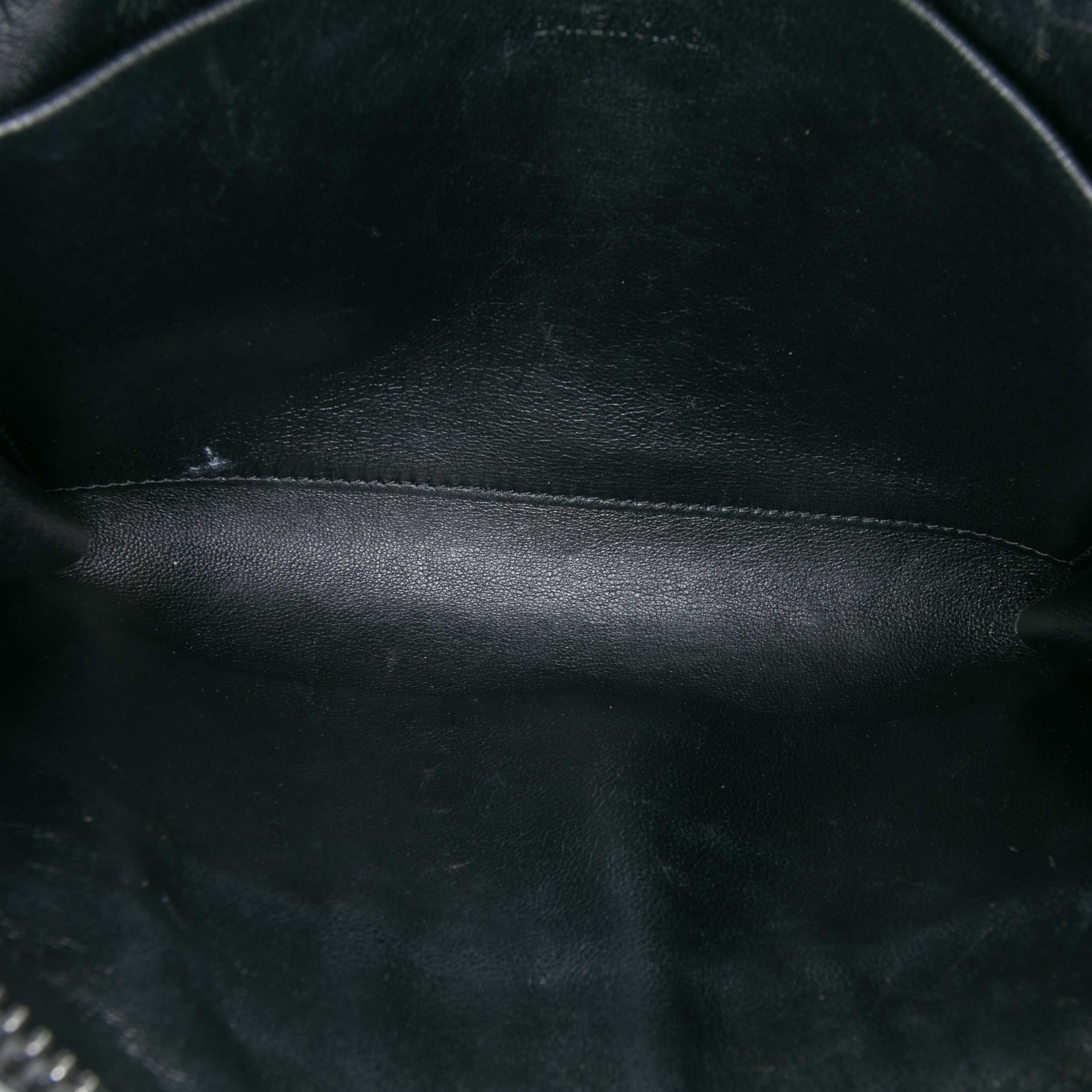 Balenciaga Grained Calfskin Neo Classic Zip Around Crossbody, från Luxclusif, i färgen black. Klicka för att öppna bilden i stort format