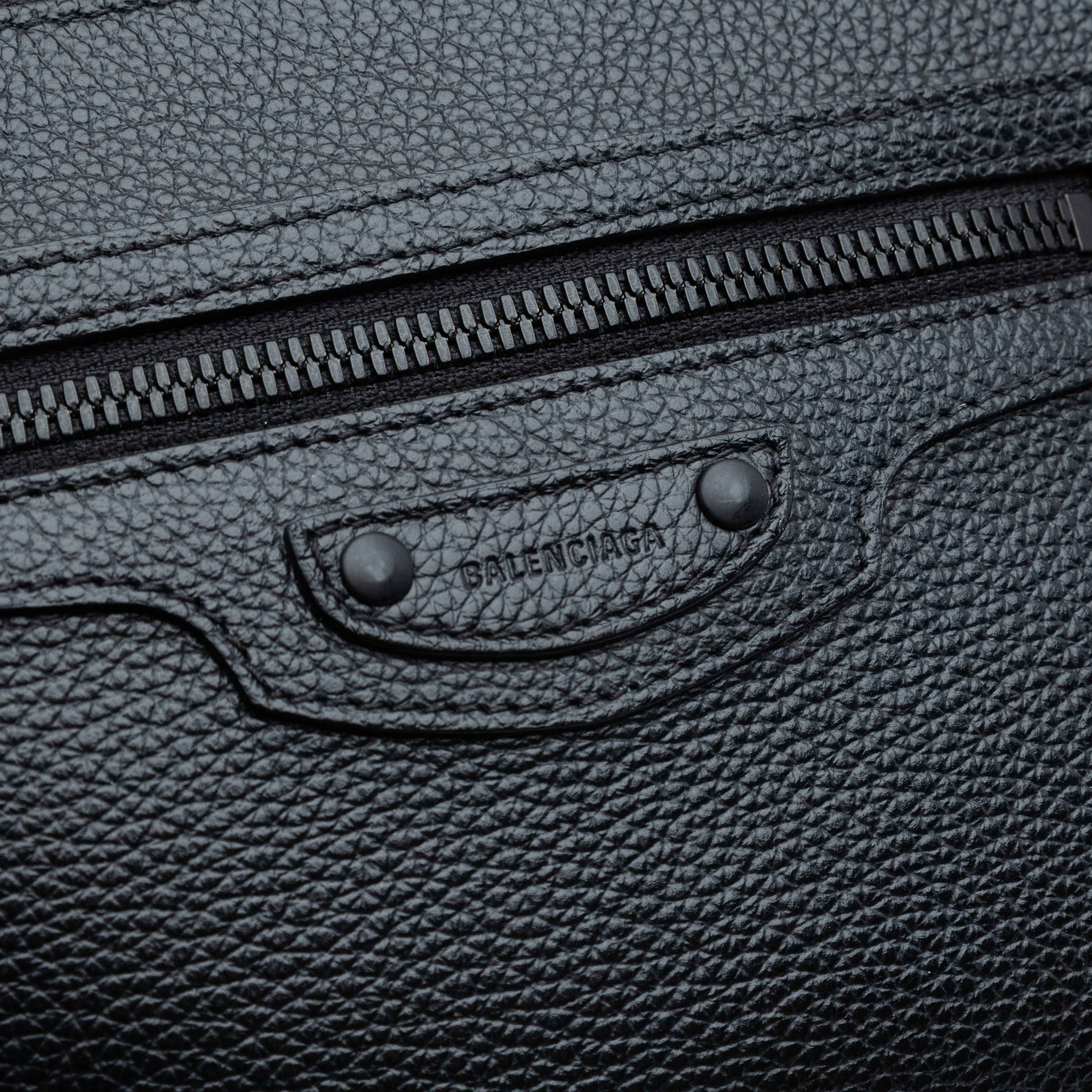 Balenciaga Grained Calfskin Neo Classic Zip Around Crossbody, från Luxclusif, i färgen black. Klicka för att öppna bilden i stort format