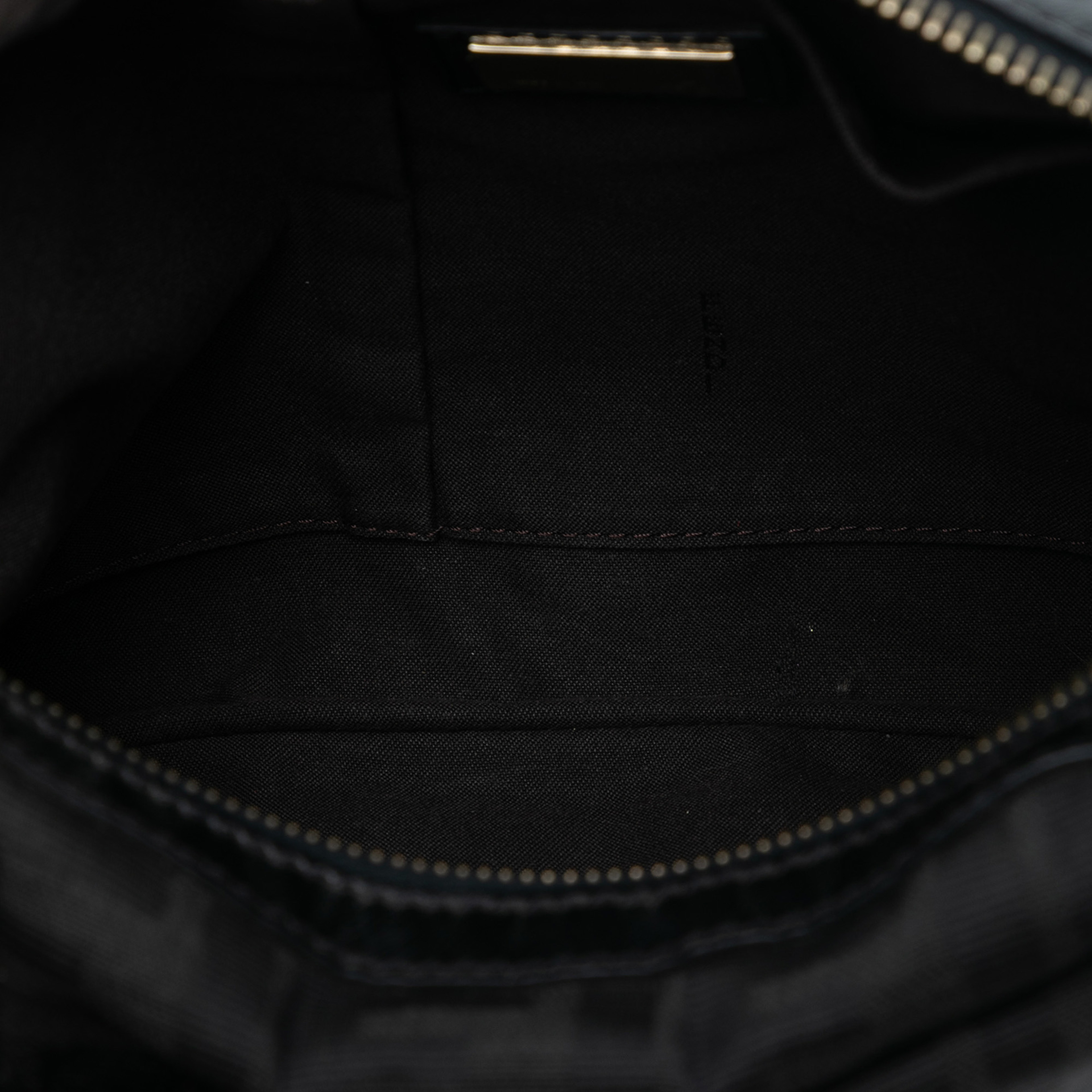 Fendi Zucca Canvas Chef Zip Crossbody, från Luxclusif, i färgen black. Klicka för att öppna bilden i stort format