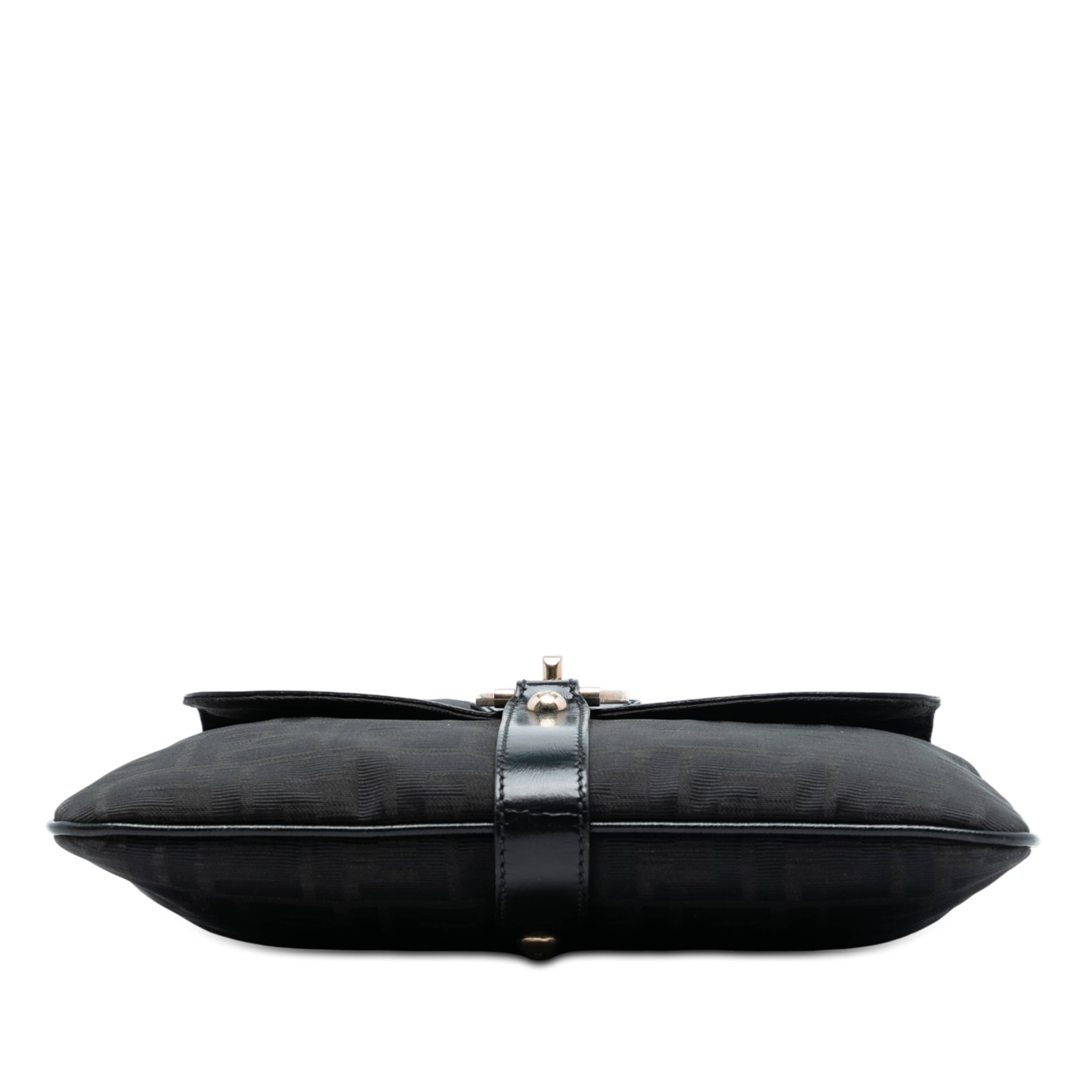 Fendi Zucca Canvas Chef Zip Crossbody, från Luxclusif, i färgen black. Klicka för att öppna bilden i stort format