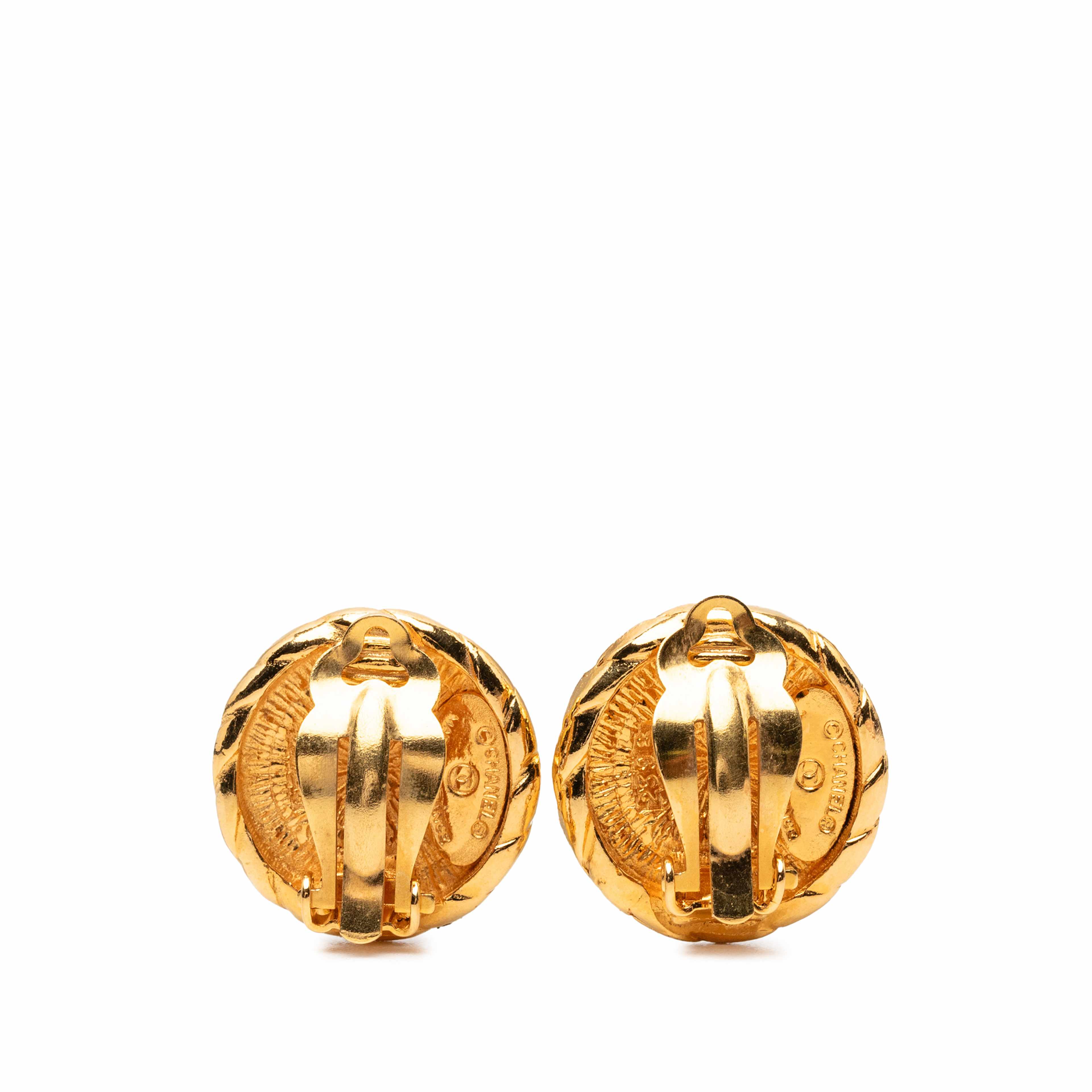 Chanel Cc Gold Plated Round Clip On Earrings, från Luxclusif, i färgen gold. Klicka för att öppna bilden i stort format