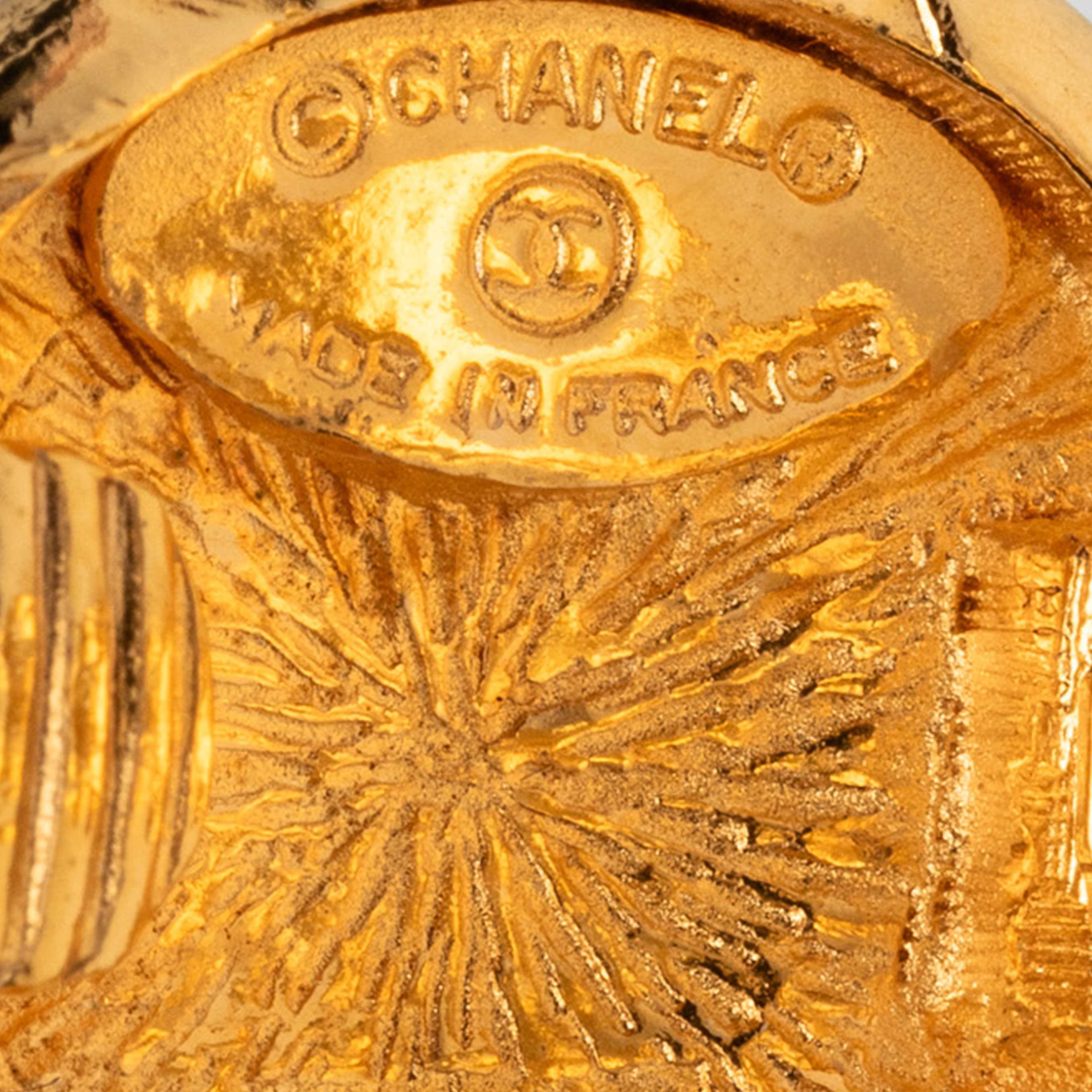 Chanel Cc Gold Plated Round Clip On Earrings, från Luxclusif, i färgen gold. Klicka för att öppna bilden i stort format