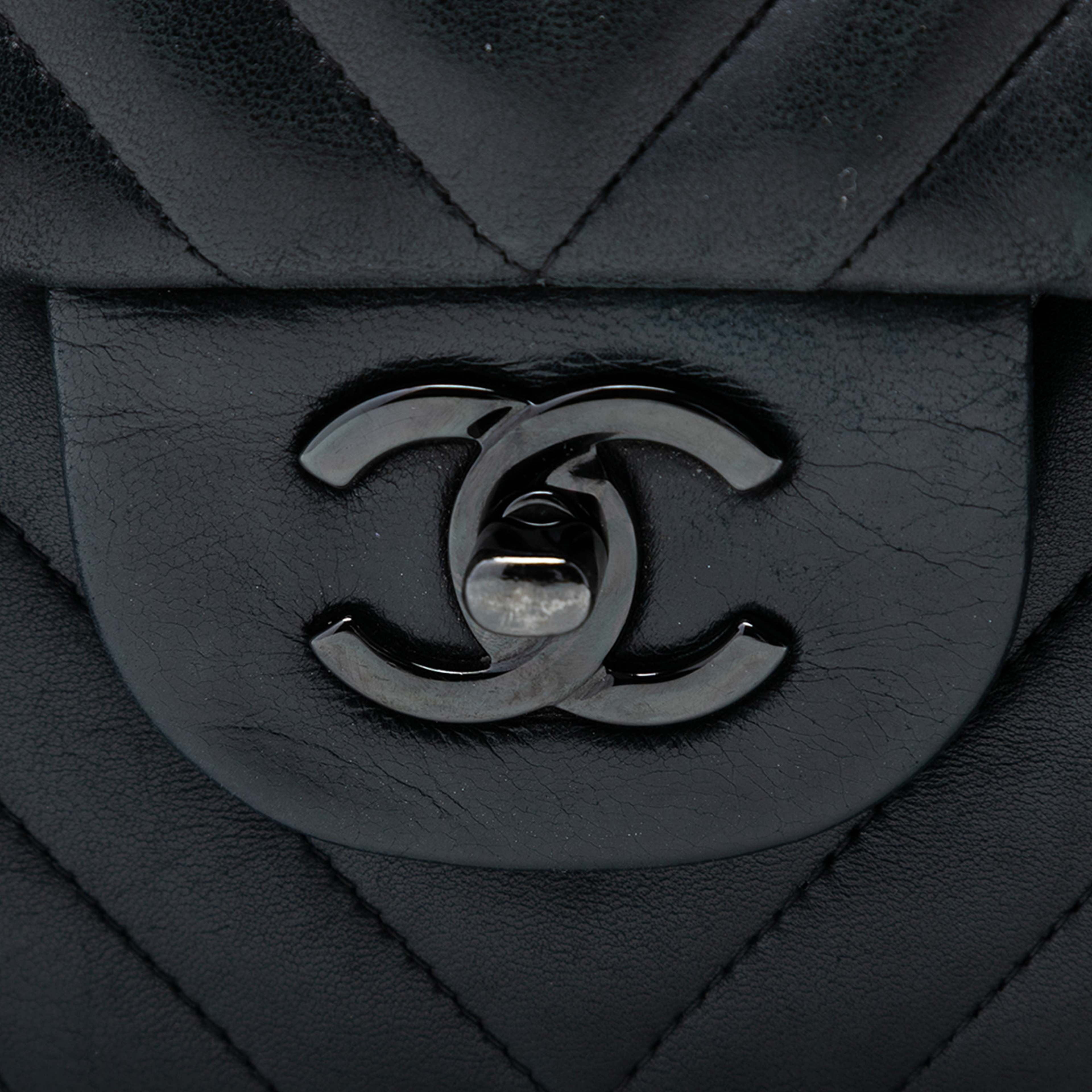 Chanel Jumbo Classic Chevron Lambskin So Black Double Flap, från Luxclusif, i färgen black. Klicka för att öppna bilden i stort format
