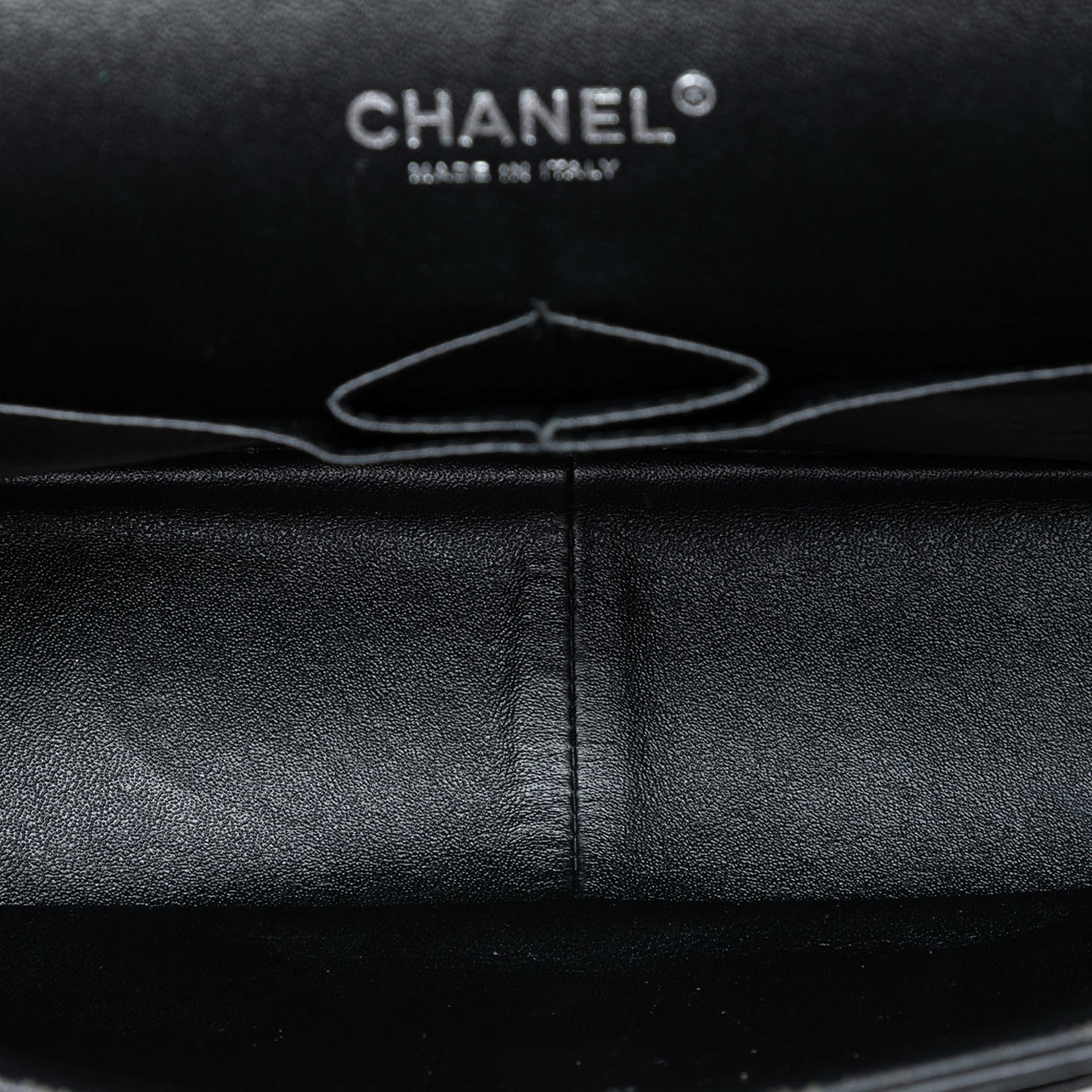 Chanel Jumbo Classic Chevron Lambskin So Black Double Flap, från Luxclusif, i färgen black. Klicka för att öppna bilden i stort format