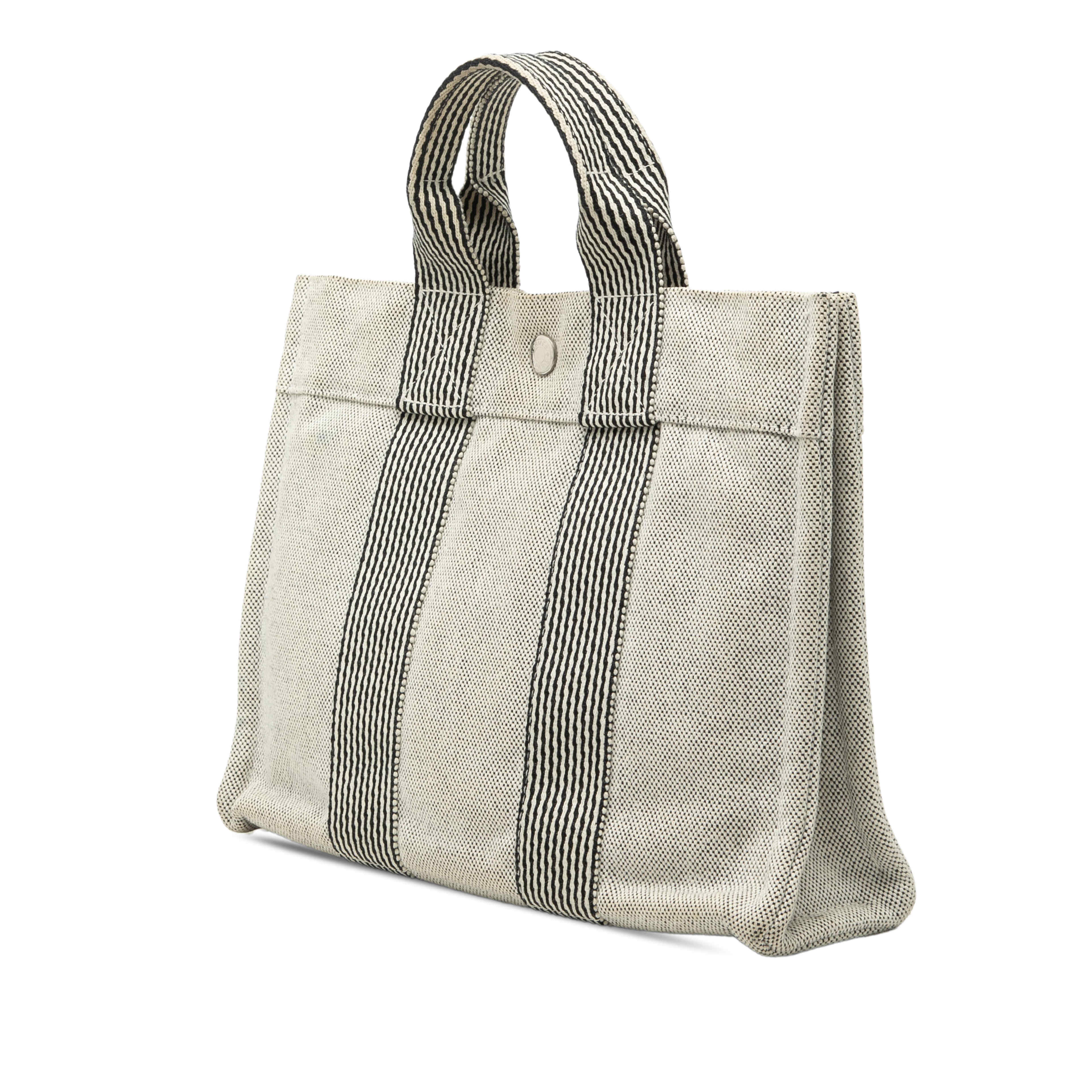 Hermès Canvas Fourre Tout Pm, från Luxclusif, i färgen gray. Klicka för att öppna bilden i stort format
