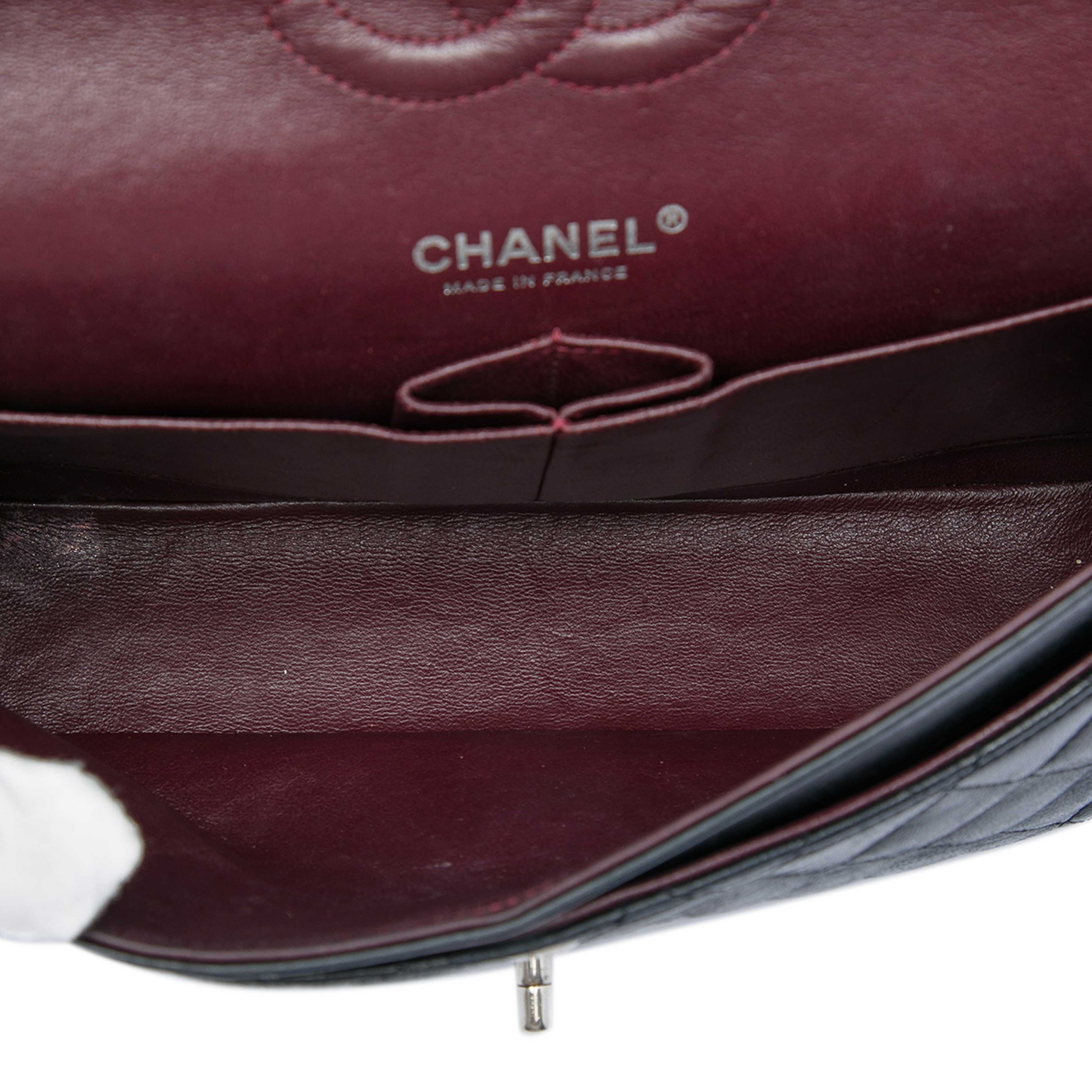 Chanel Medium Classic Lambskin Double Flap, från Luxclusif, i färgen svart. Klicka för att öppna bilden i stort format