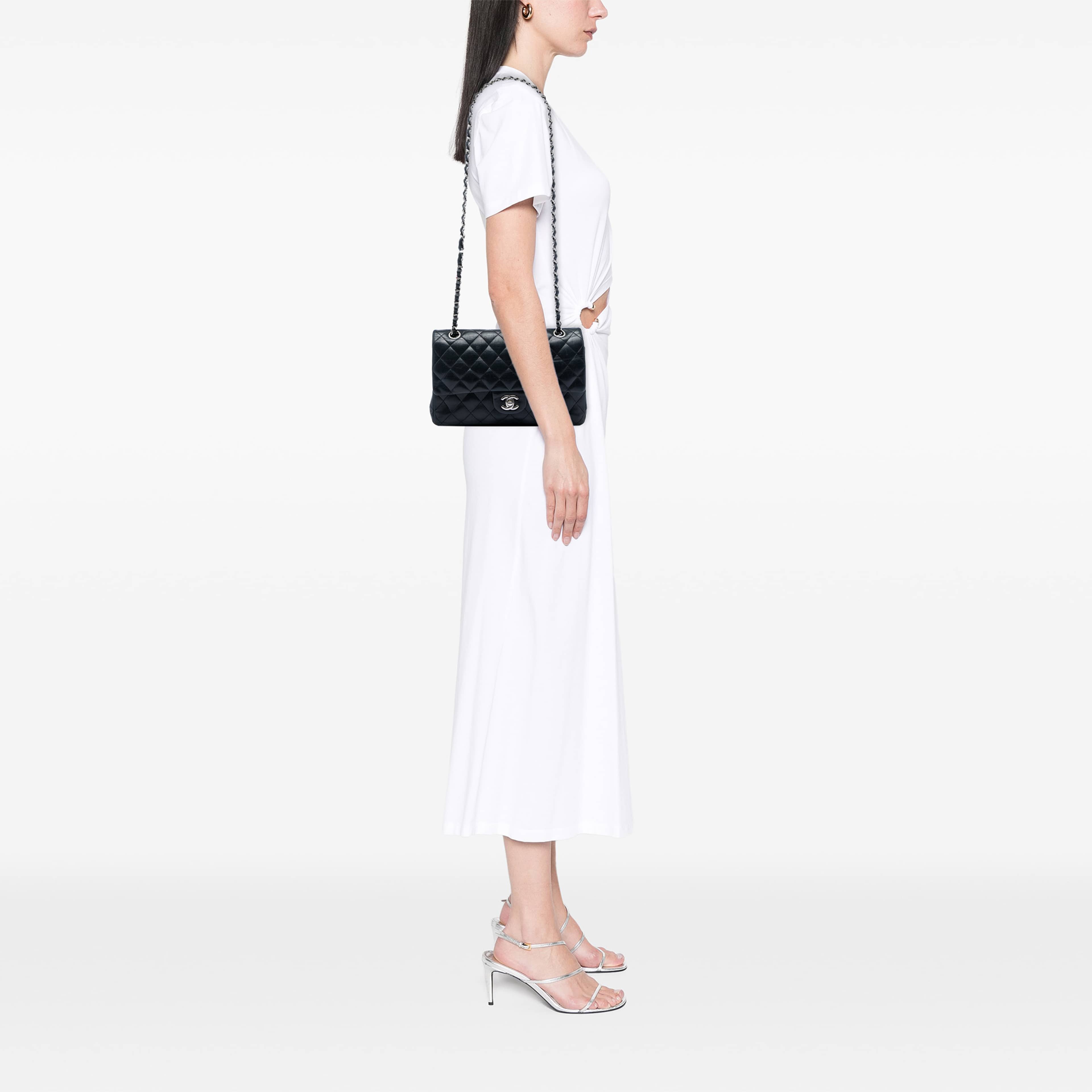 Chanel Medium Classic Lambskin Double Flap, från Luxclusif, i färgen svart. Klicka för att öppna bilden i stort format