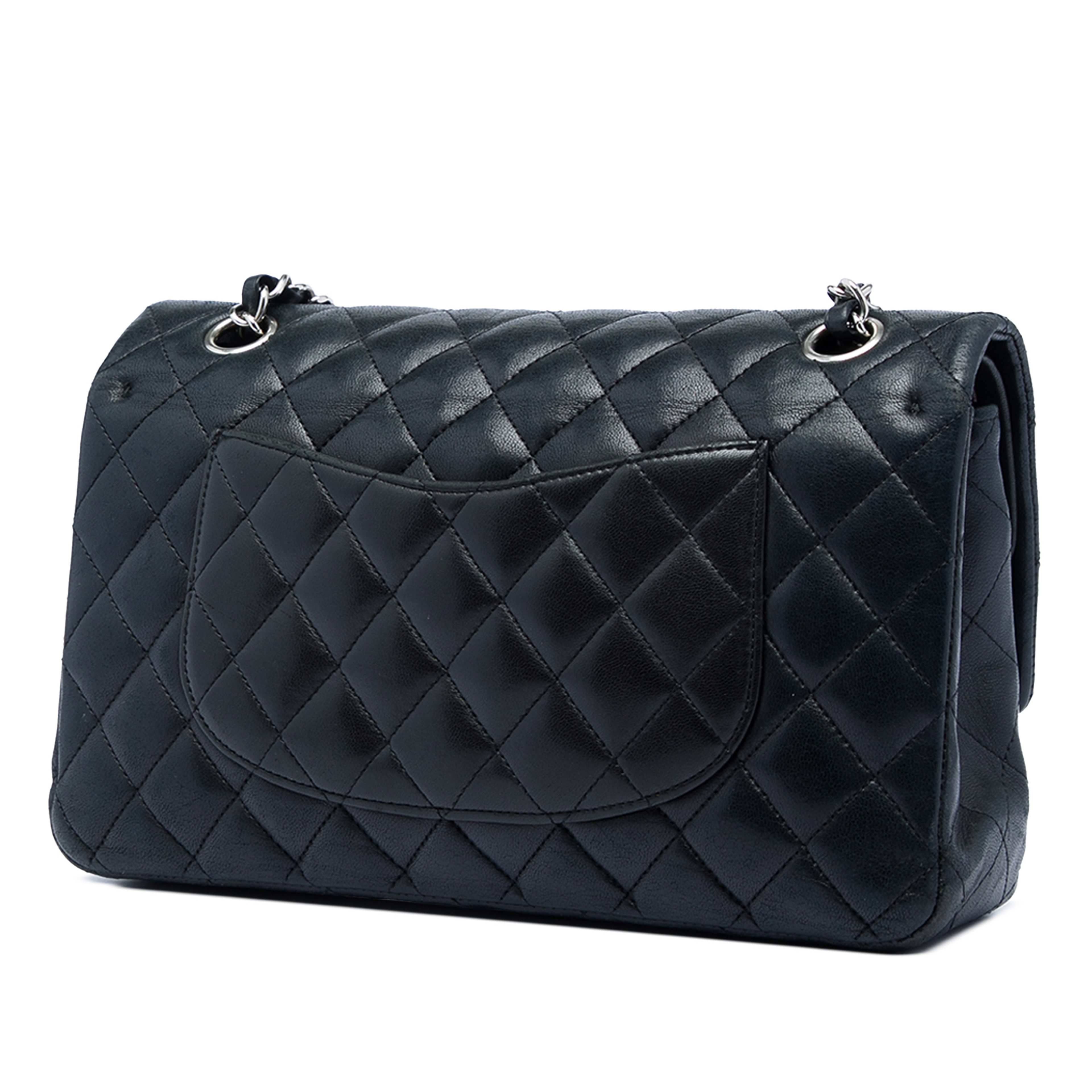 Chanel Medium Classic Lambskin Double Flap, från Luxclusif, i färgen svart. Klicka för att öppna bilden i stort format