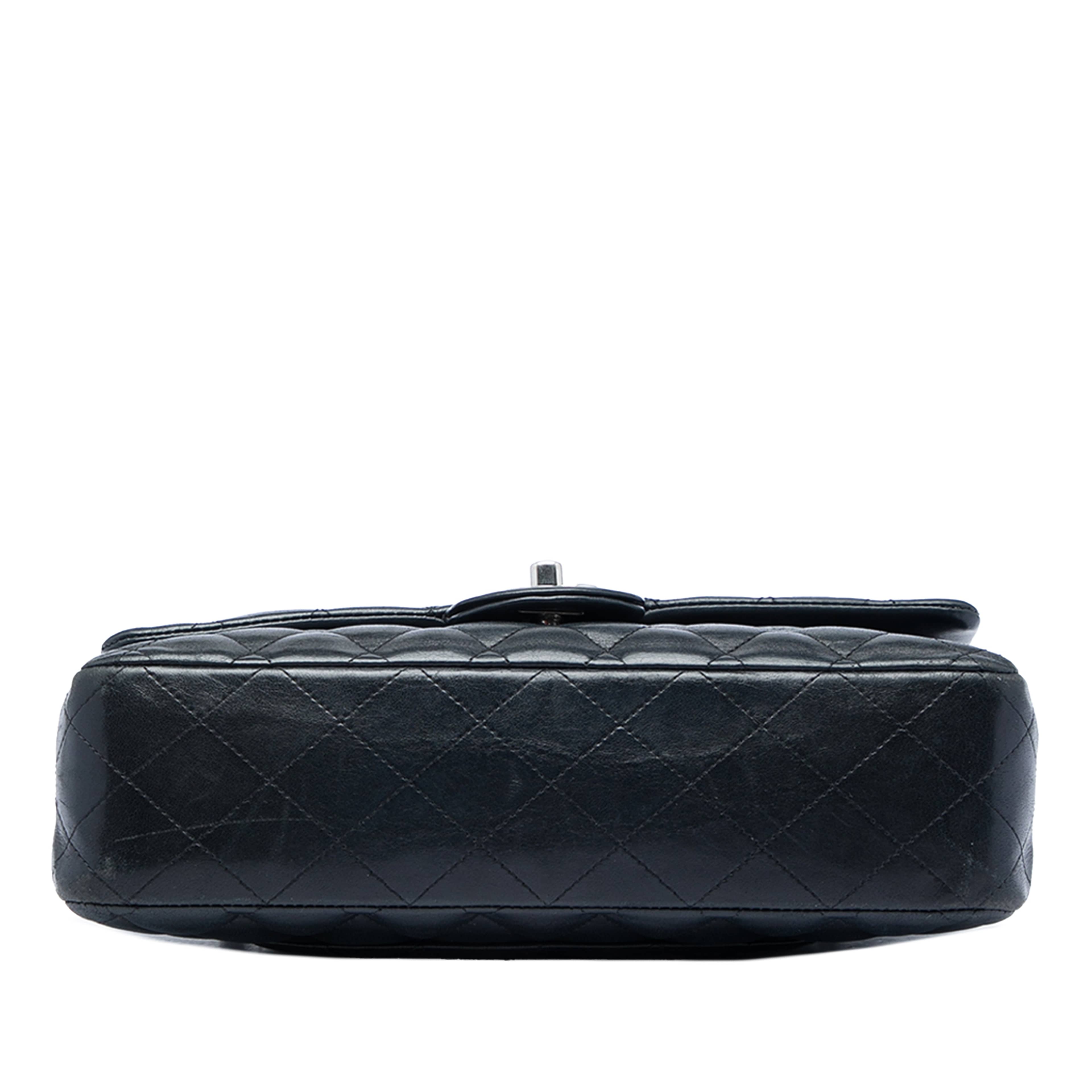Chanel Medium Classic Lambskin Double Flap, från Luxclusif, i färgen svart. Klicka för att öppna bilden i stort format