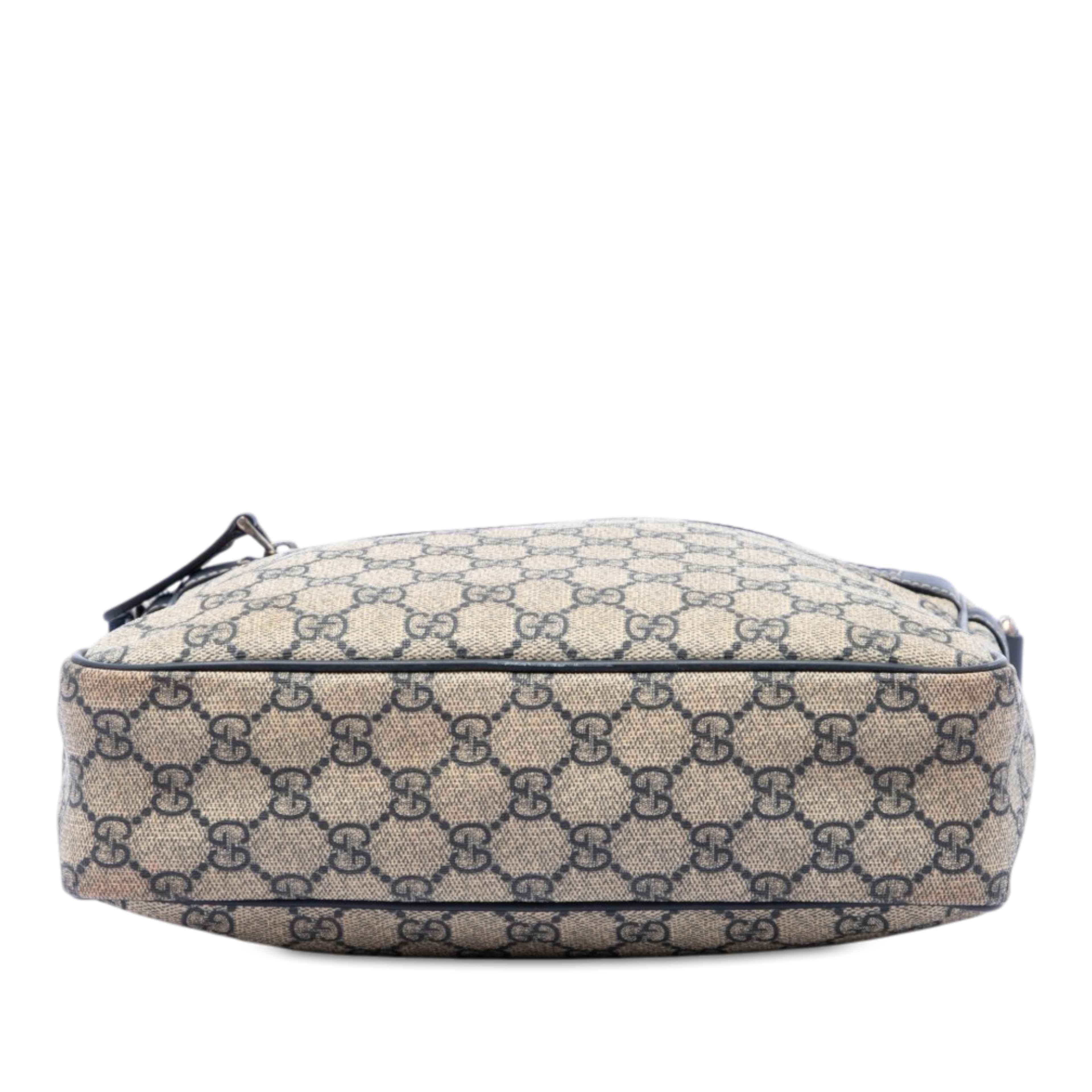 Gucci Gg Supreme Crossbody, från Luxclusif, i färgen beige. Klicka för att öppna bilden i stort format