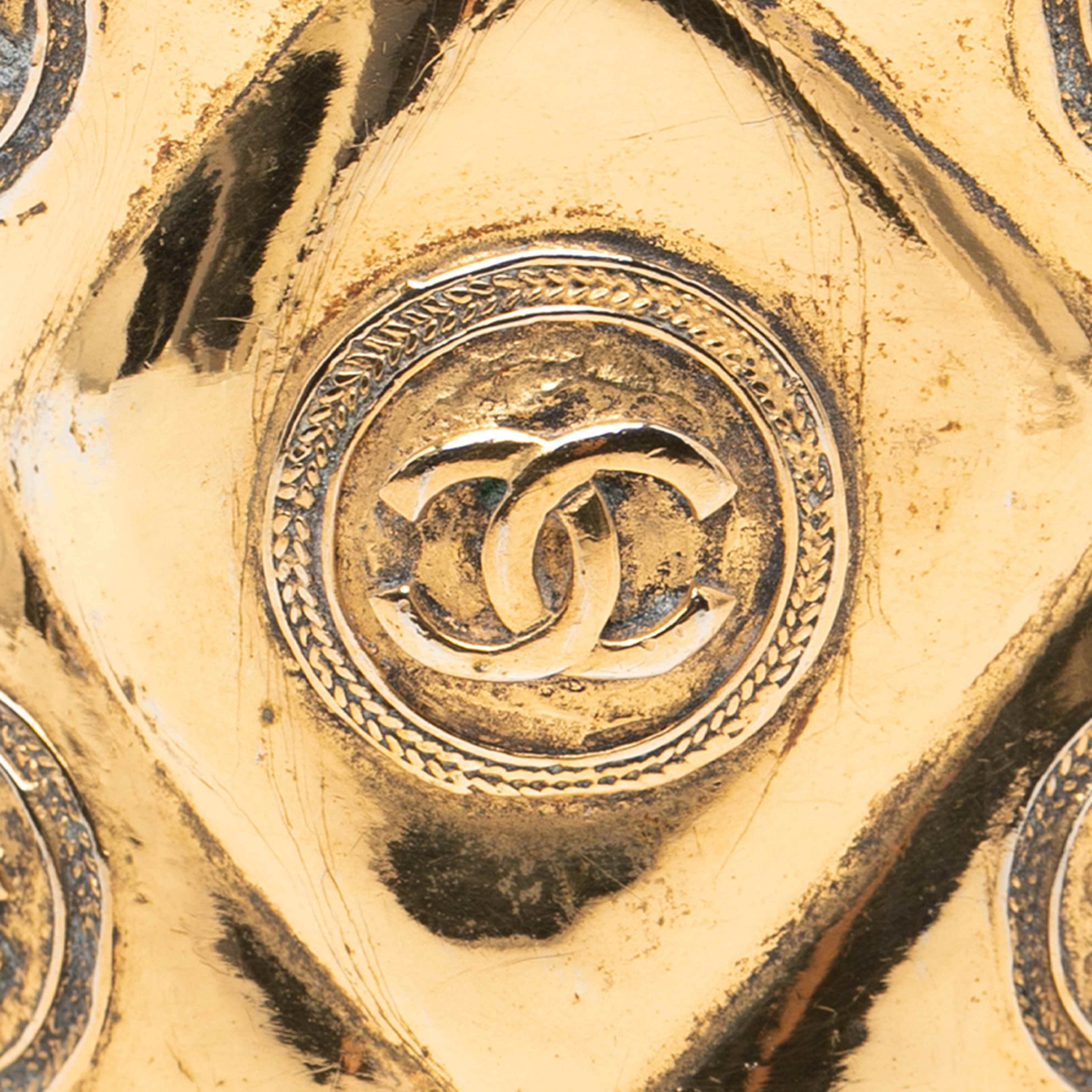 Chanel Cc Gold Plated Medallion Quilted Cuff Bracelet, från Luxclusif, i färgen gold. Klicka för att öppna bilden i stort format