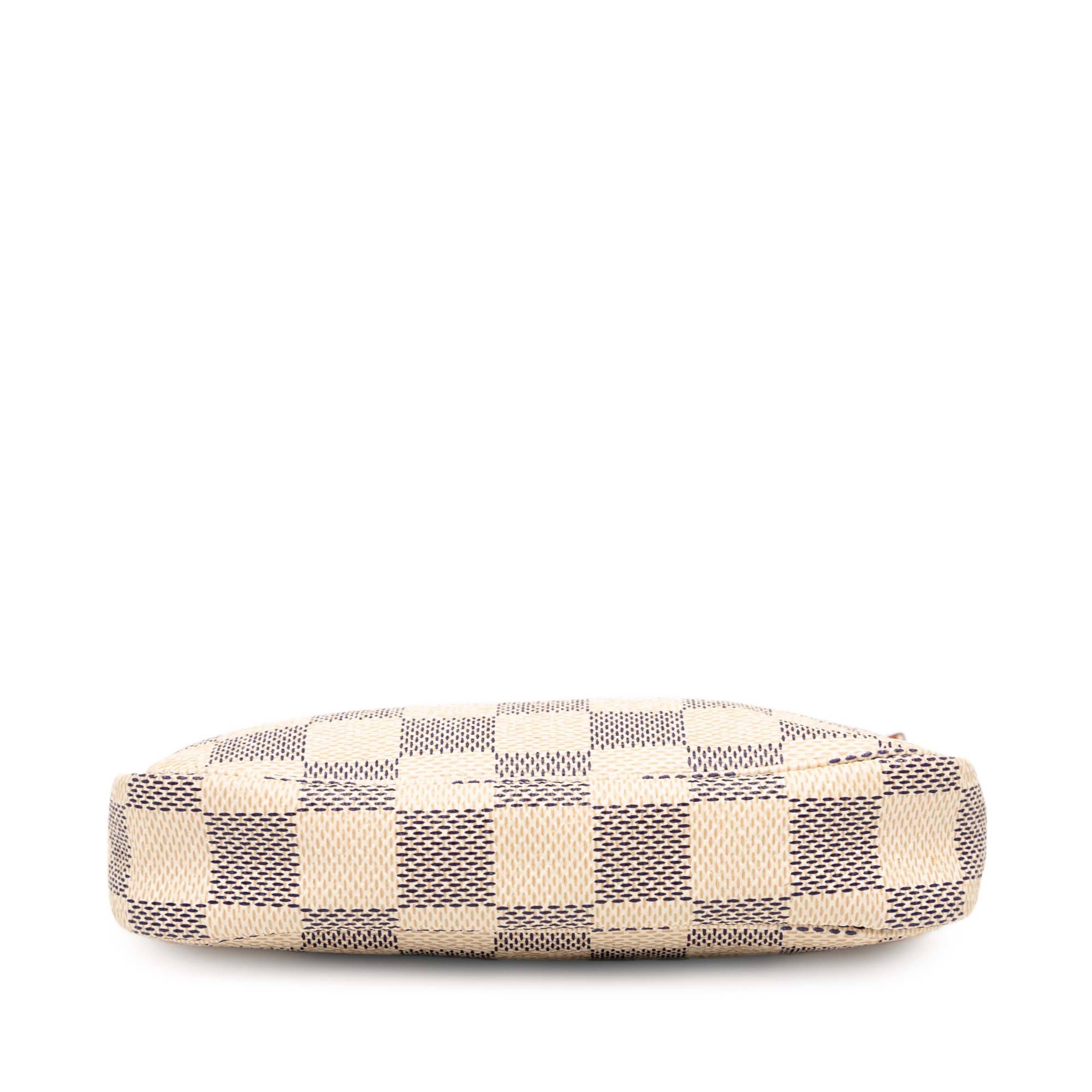 Louis Vuitton Damier Azur Mini Pochette Accessoires, från Luxclusif, i färgen white. Klicka för att öppna bilden i stort format