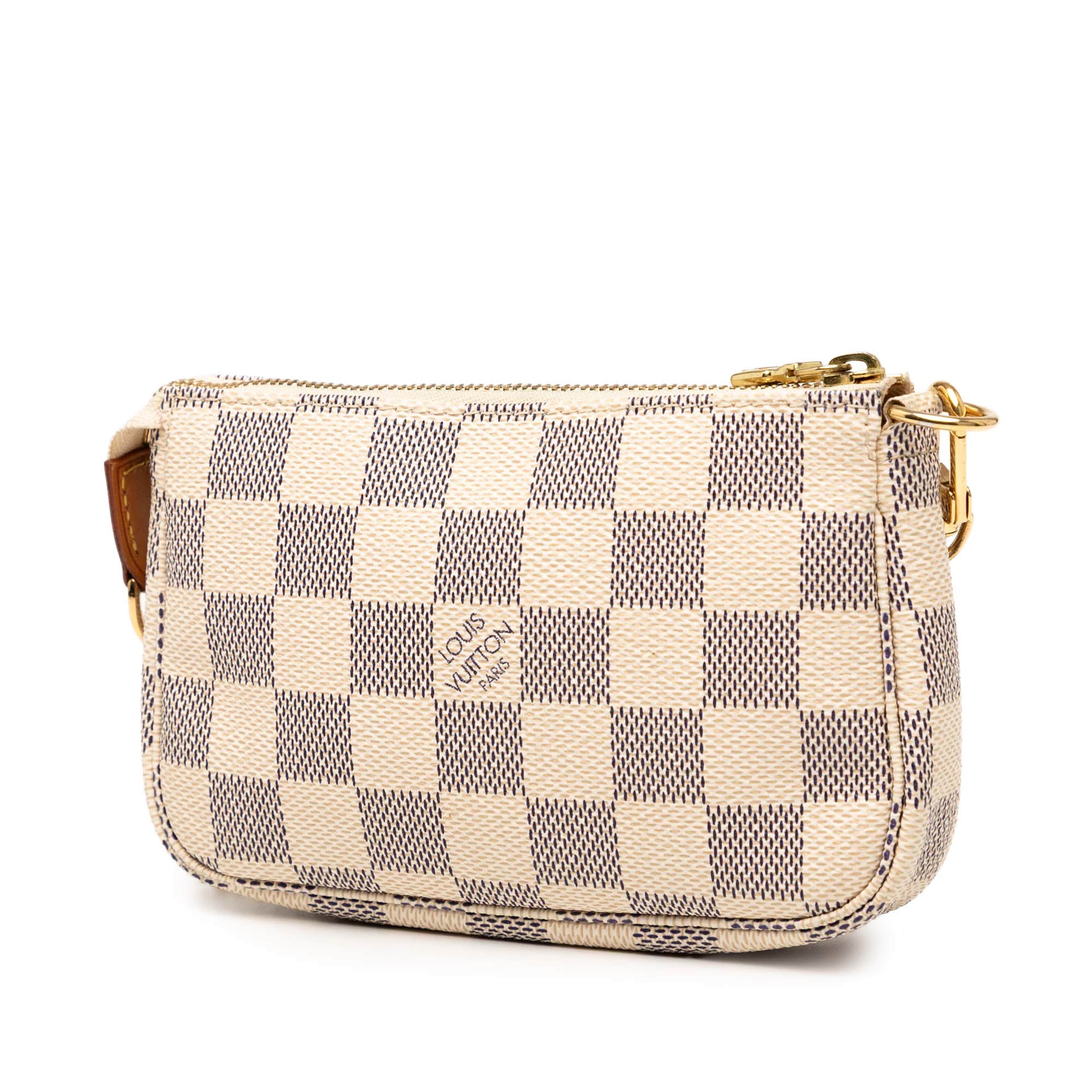 Louis Vuitton Damier Azur Mini Pochette Accessoires, från Luxclusif, i färgen white. Klicka för att öppna bilden i stort format