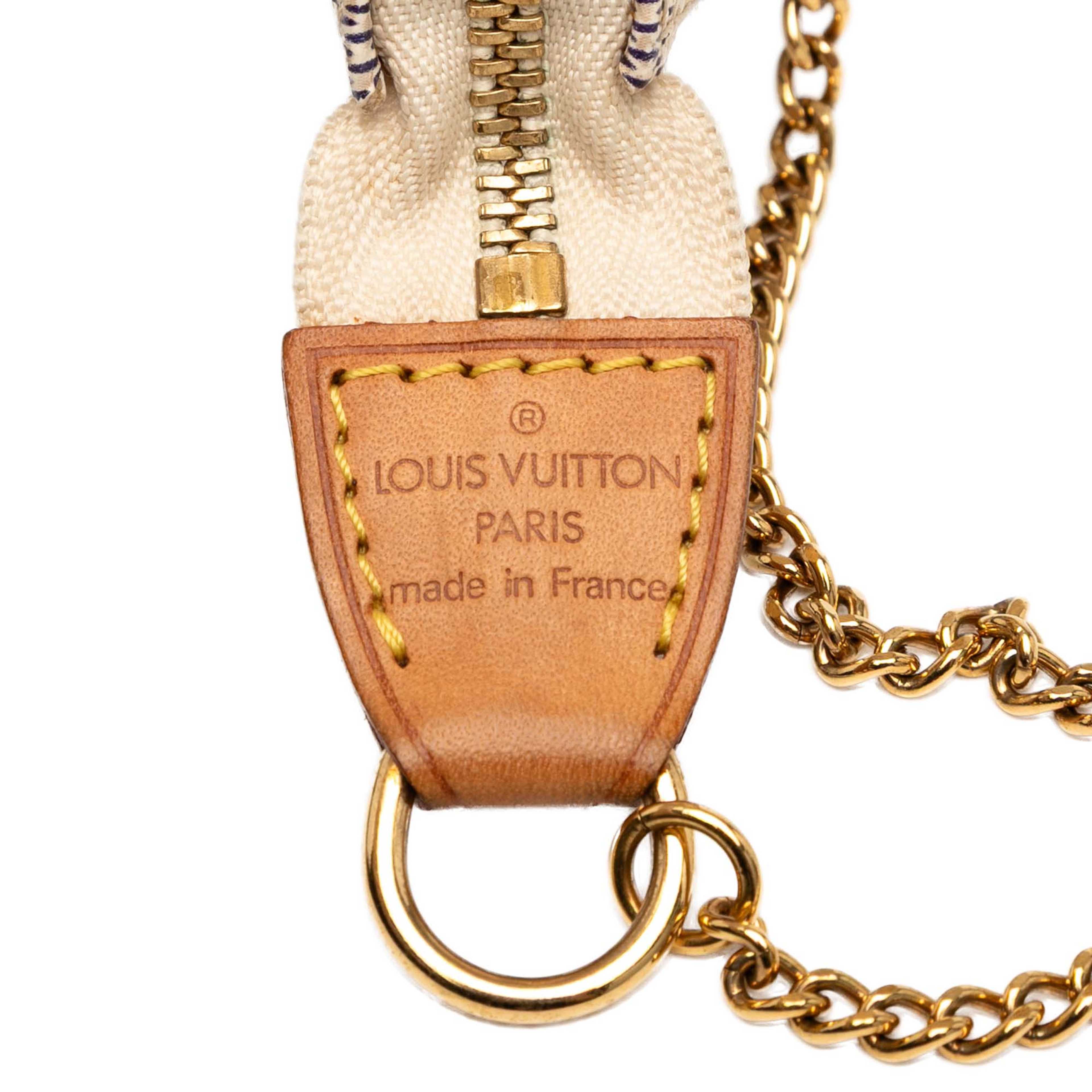 Louis Vuitton Damier Azur Mini Pochette Accessoires, från Luxclusif, i färgen white. Klicka för att öppna bilden i stort format