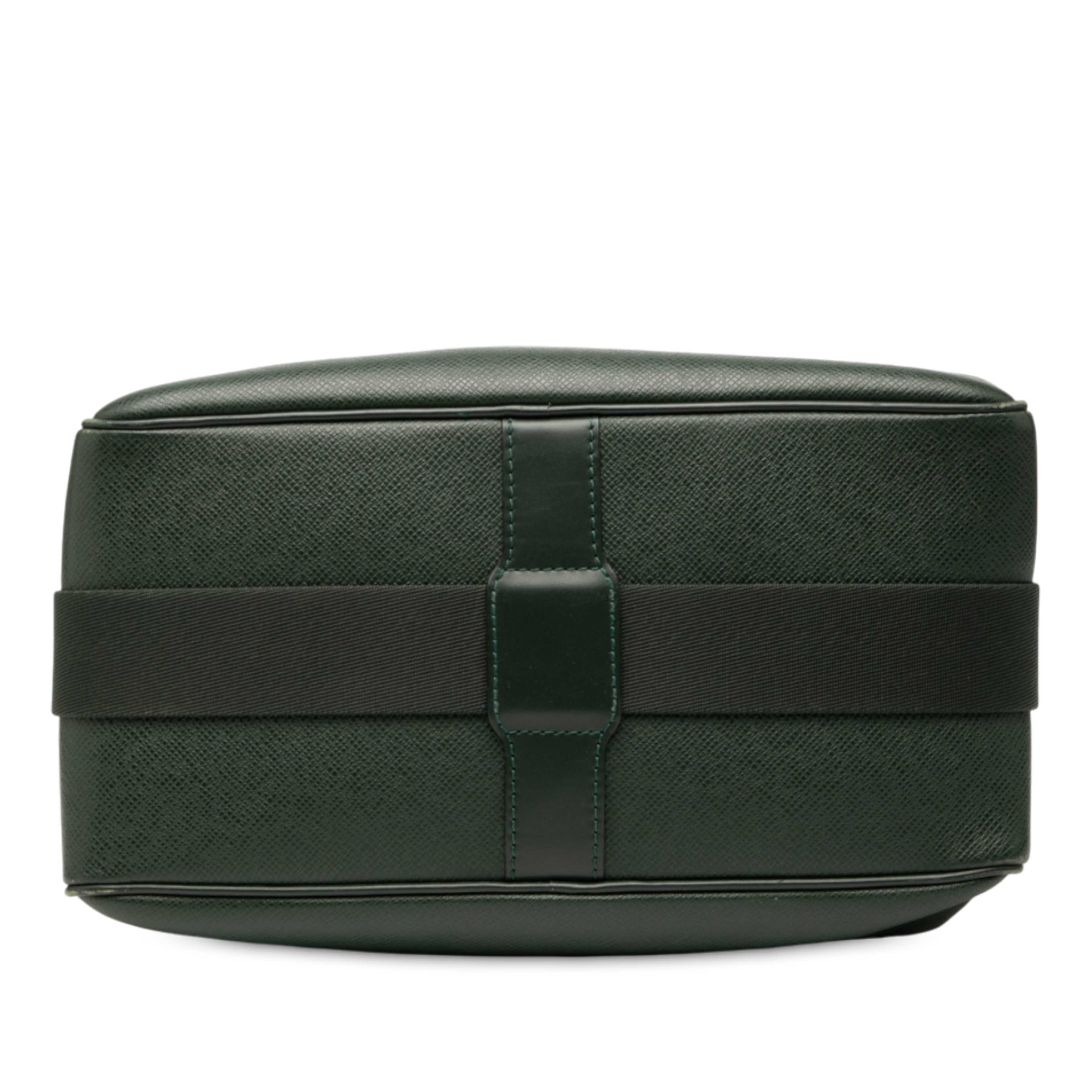 Louis Vuitton Taiga Reporter Pm, från Luxclusif, i färgen dark green. Klicka för att öppna bilden i stort format