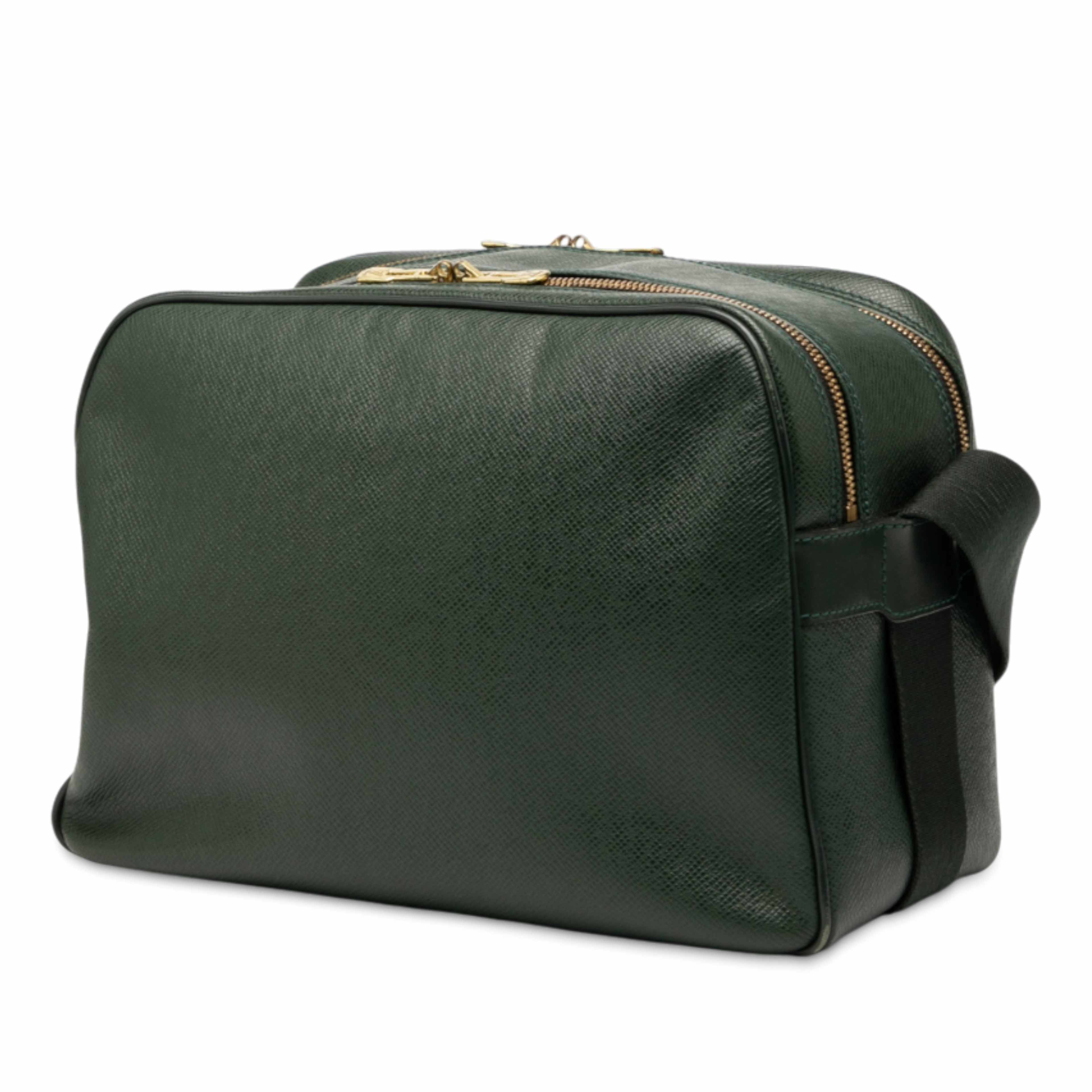 Louis Vuitton Taiga Reporter Pm, från Luxclusif, i färgen dark green. Klicka för att öppna bilden i stort format