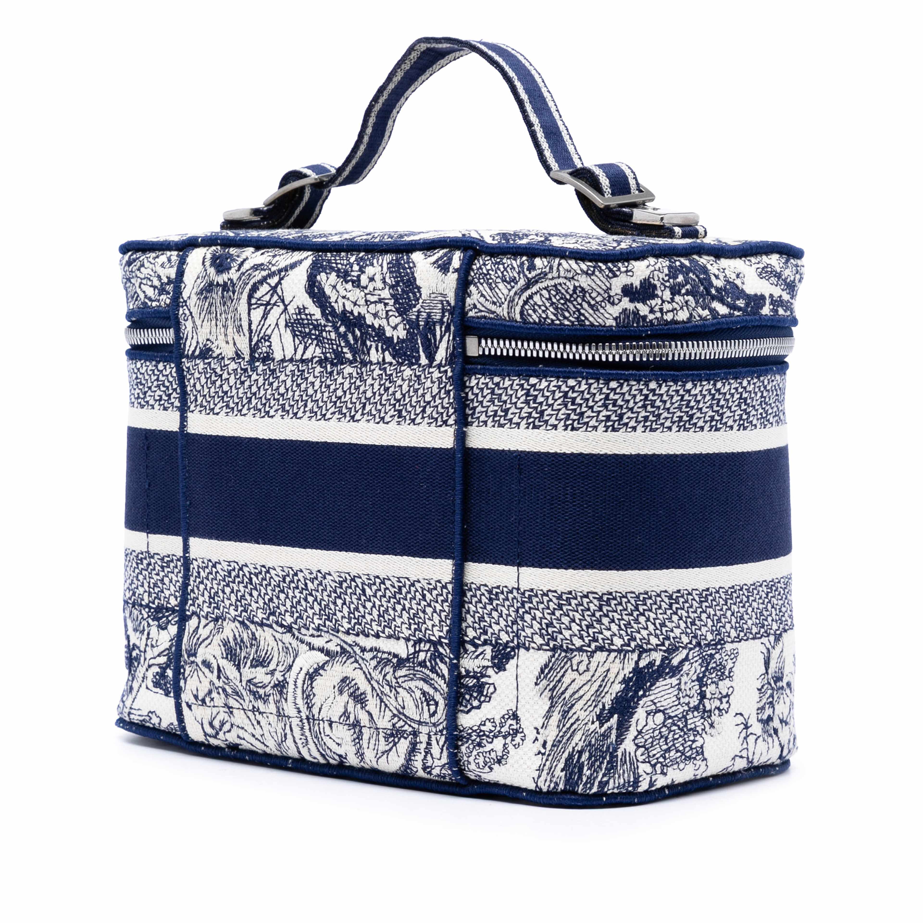 Dior Embroidered Canvas Toile De Jouy Diortravel Vanity Case, från Luxclusif, i färgen blå. Klicka för att öppna bilden i stort format