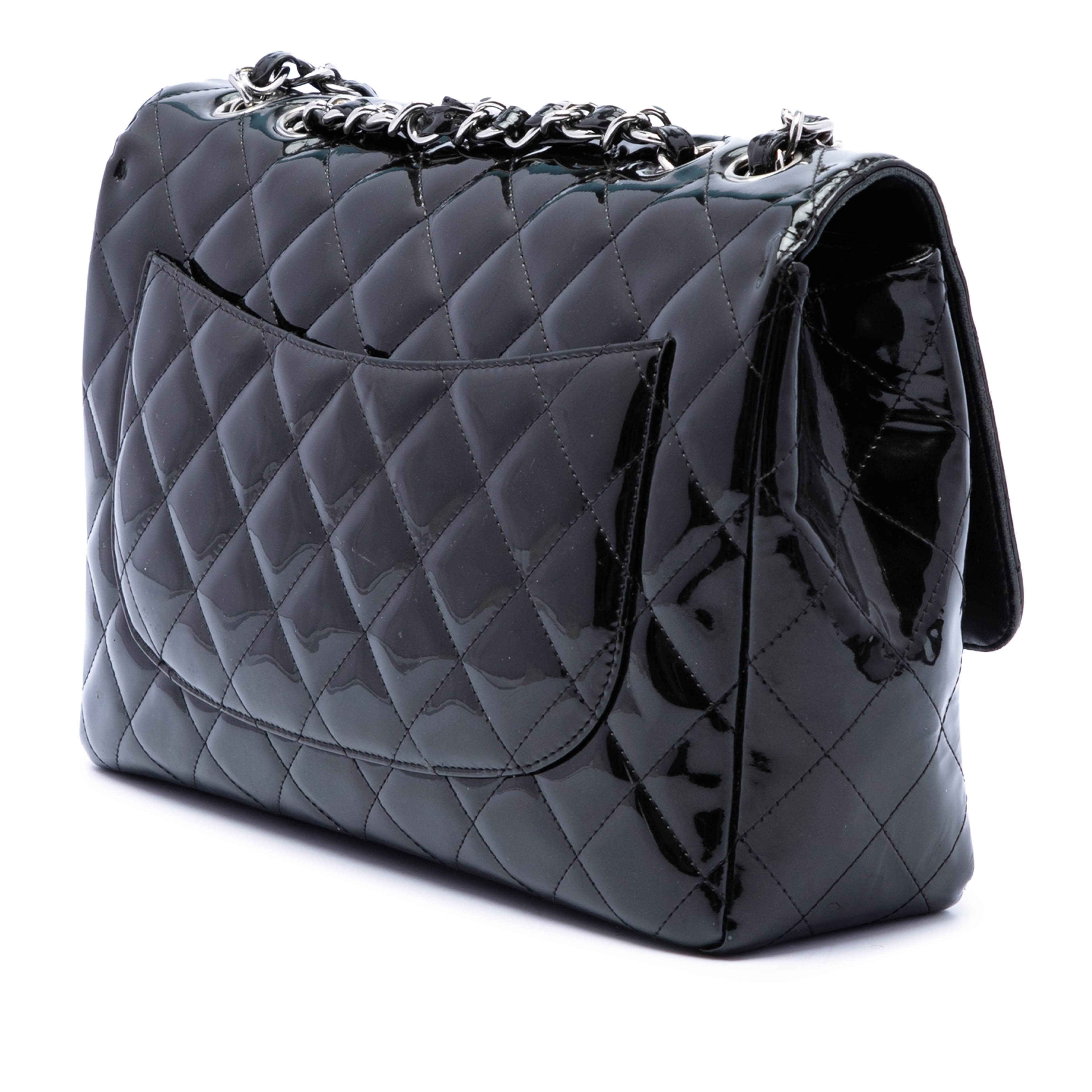 Chanel Jumbo Classic Patent Single Flap, från Luxclusif, i färgen svart. Klicka för att öppna bilden i stort format
