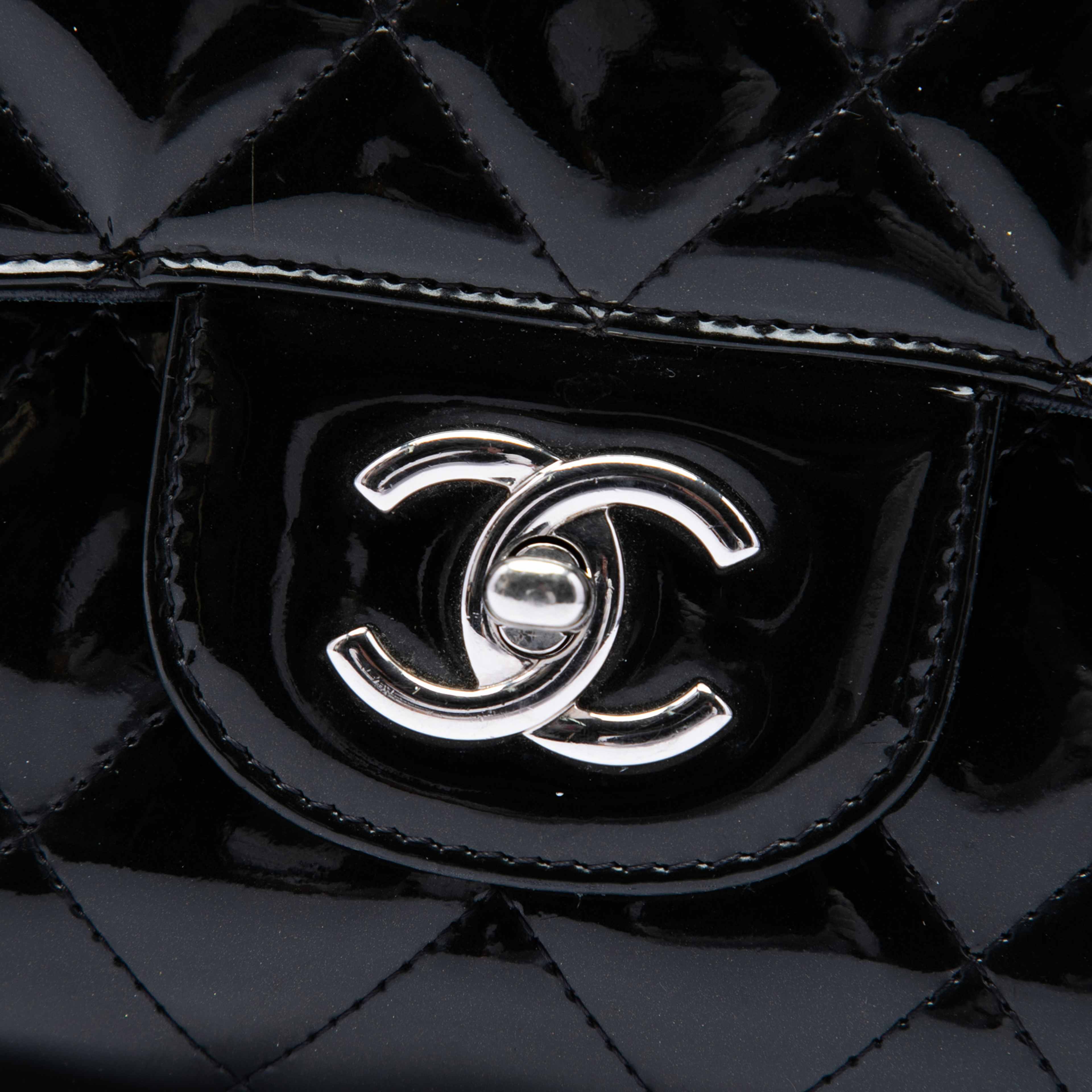 Chanel Jumbo Classic Patent Single Flap, från Luxclusif, i färgen svart. Klicka för att öppna bilden i stort format