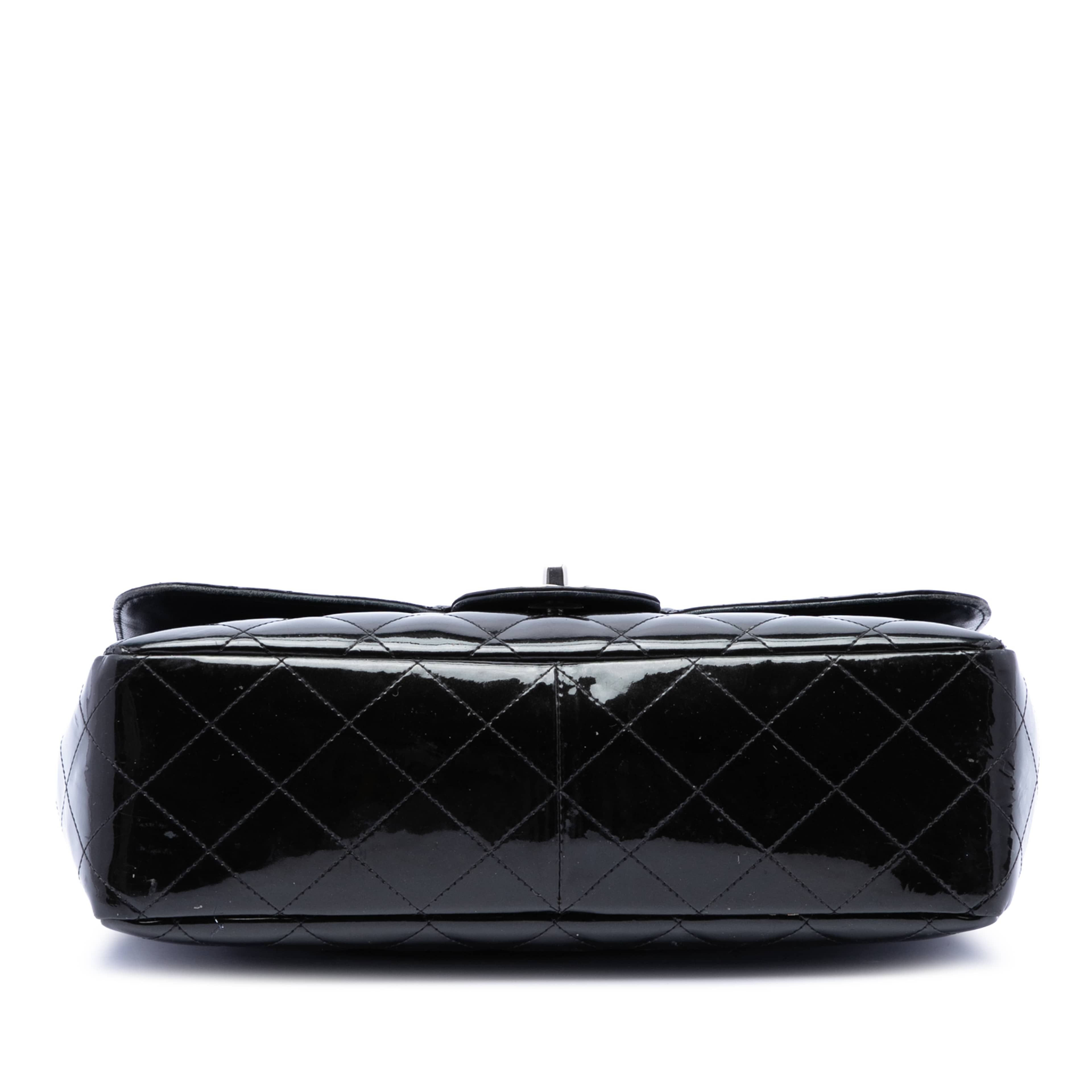 Chanel Jumbo Classic Patent Single Flap, från Luxclusif, i färgen svart. Klicka för att öppna bilden i stort format
