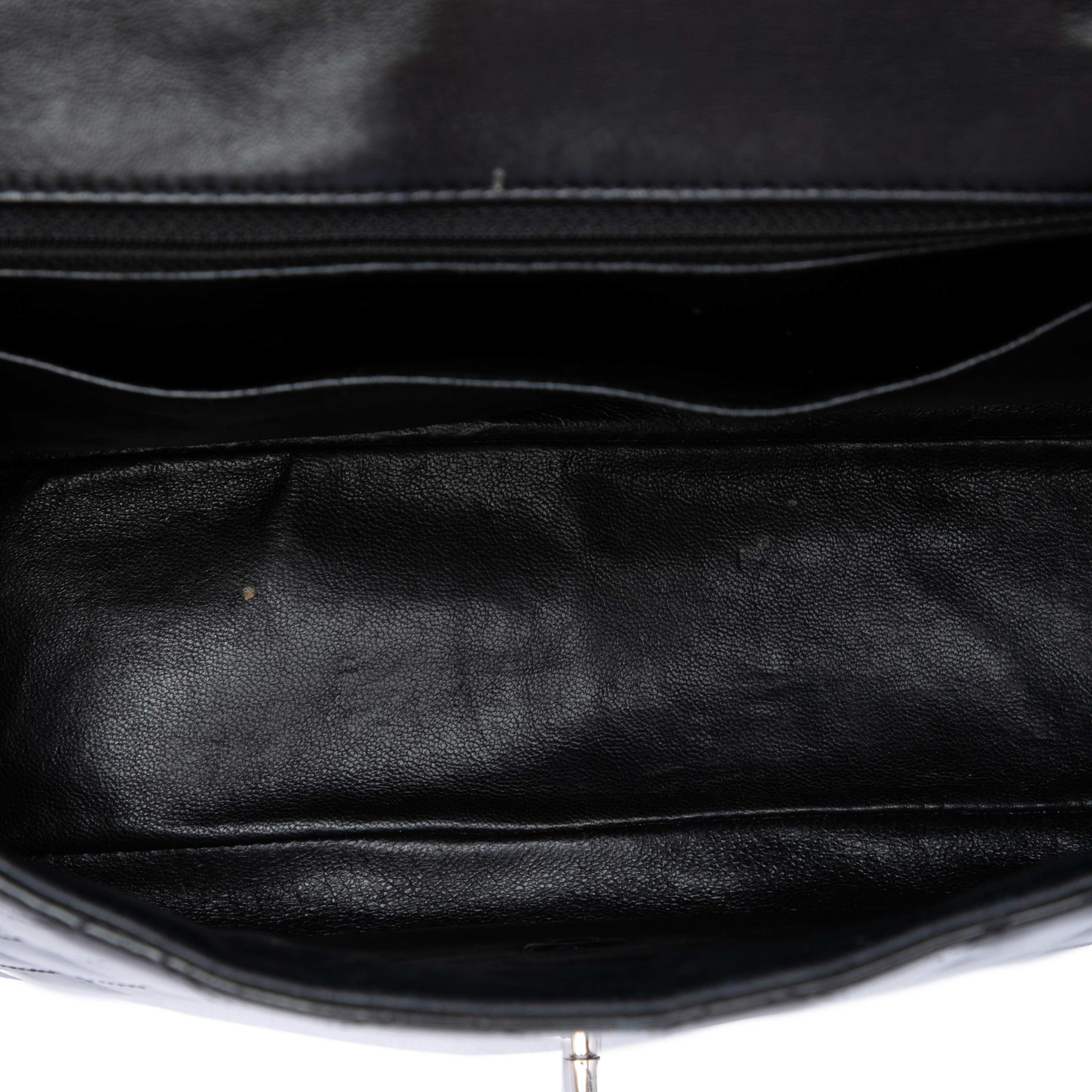 Chanel Jumbo Classic Patent Single Flap, från Luxclusif, i färgen svart. Klicka för att öppna bilden i stort format