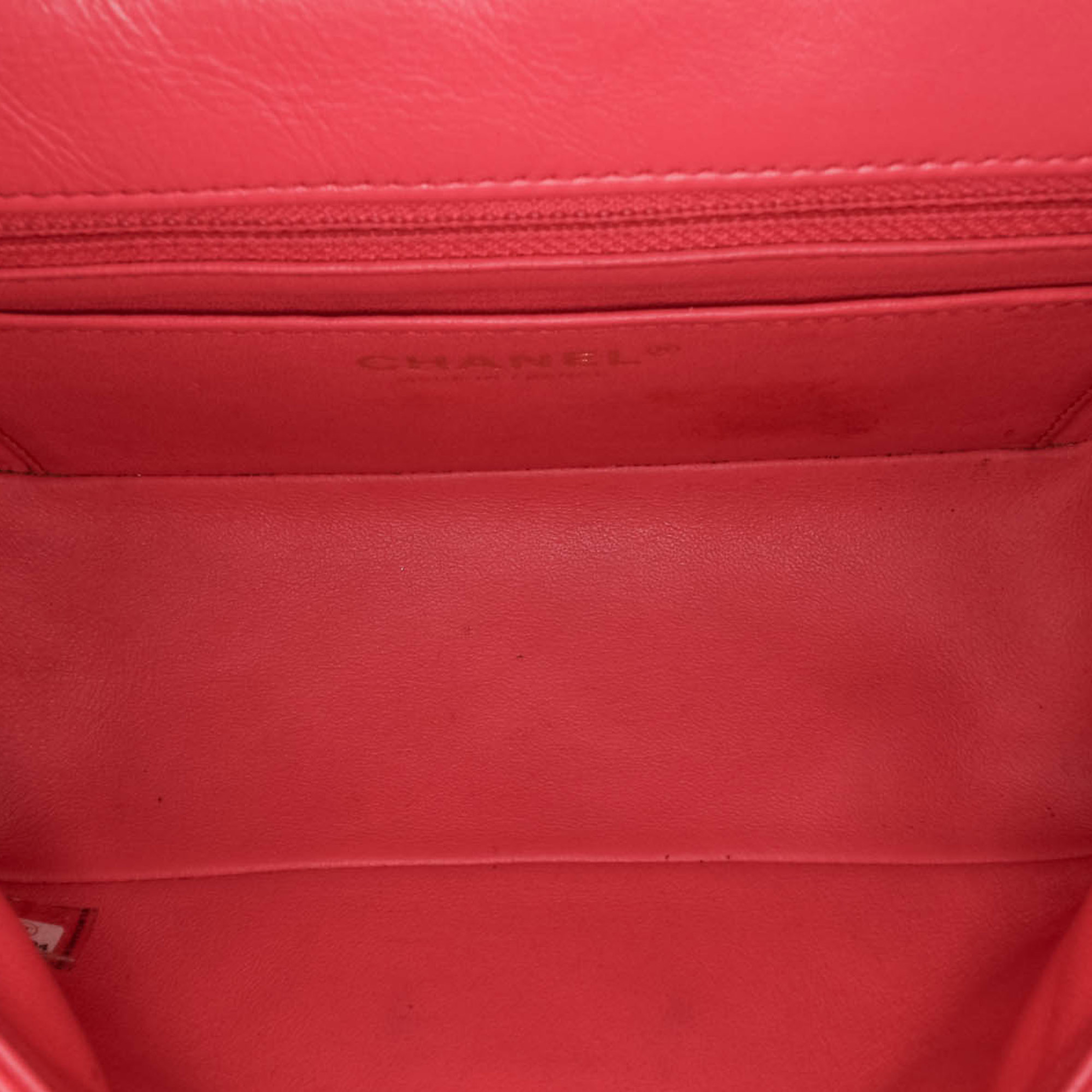 Chanel Mini Reissue 2.55 Calfskin Flap, från Luxclusif, i färgen dark pink. Klicka för att öppna bilden i stort format