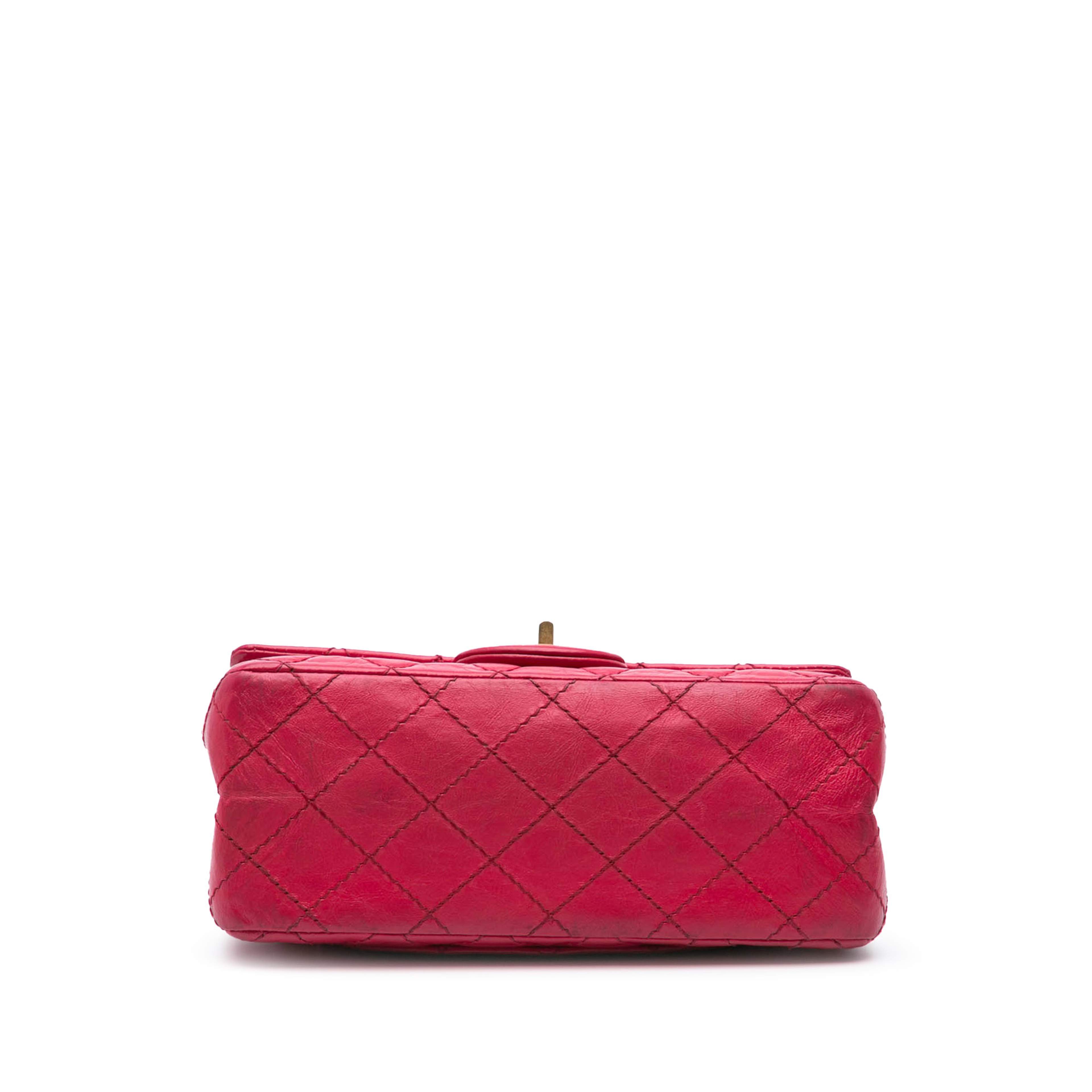 Chanel Mini Reissue 2.55 Calfskin Flap, från Luxclusif, i färgen dark pink. Klicka för att öppna bilden i stort format