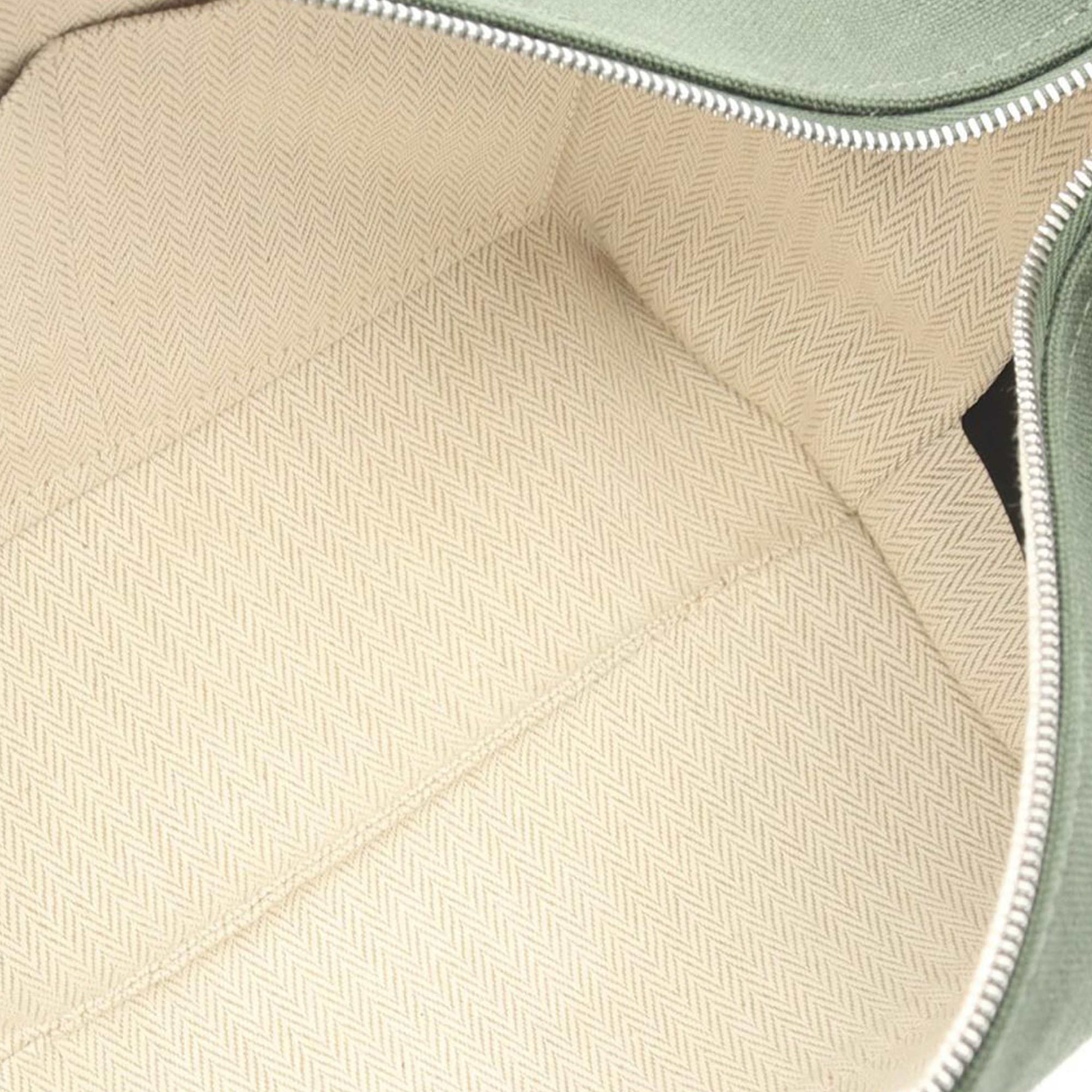 Hermès Small Toile Bride A Brac H Pavillon Case, från Luxclusif, i färgen olive green. Klicka för att öppna bilden i stort format