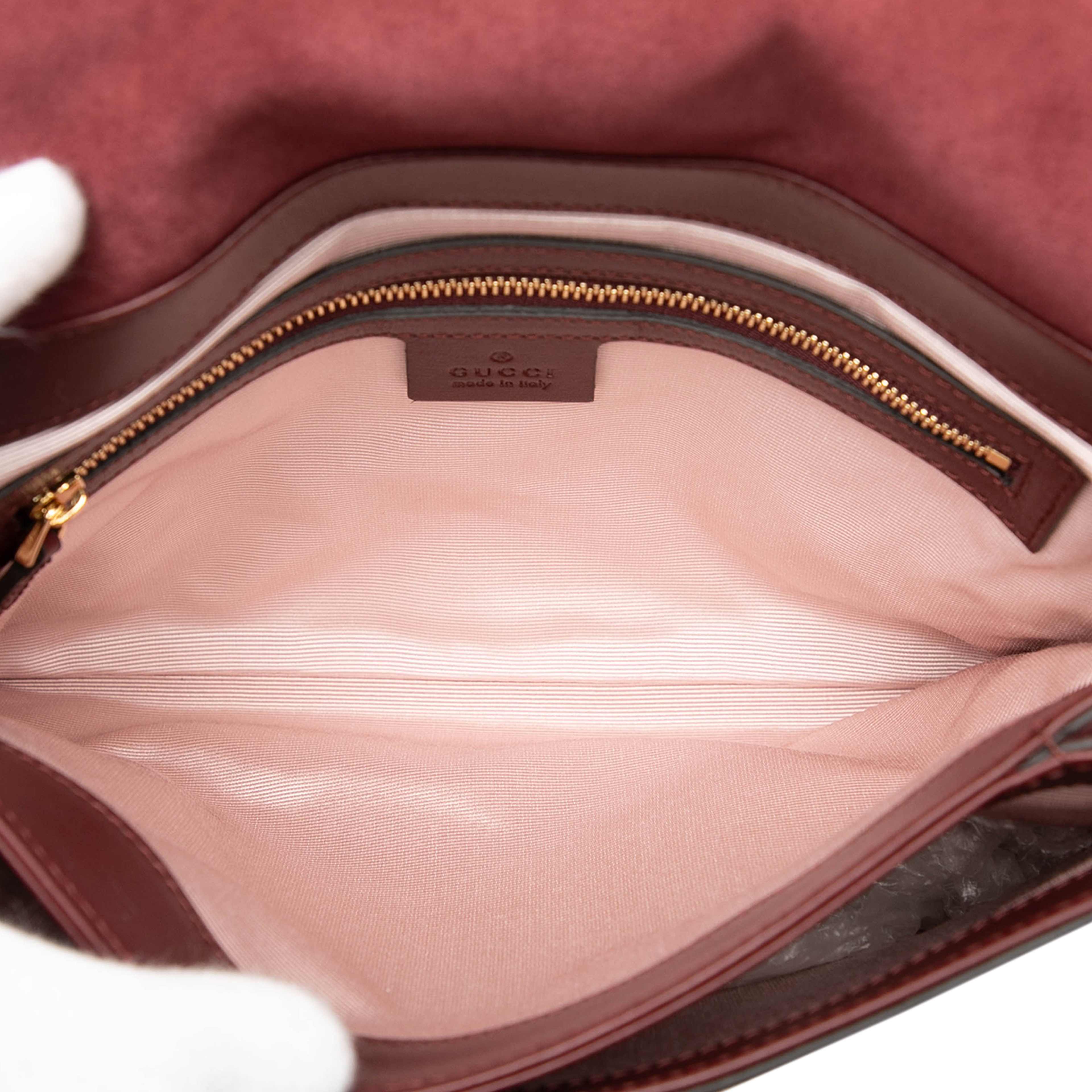 Gucci Medium Suede Arli Crossbody, från Luxclusif, i färgen burgundy. Klicka för att öppna bilden i stort format