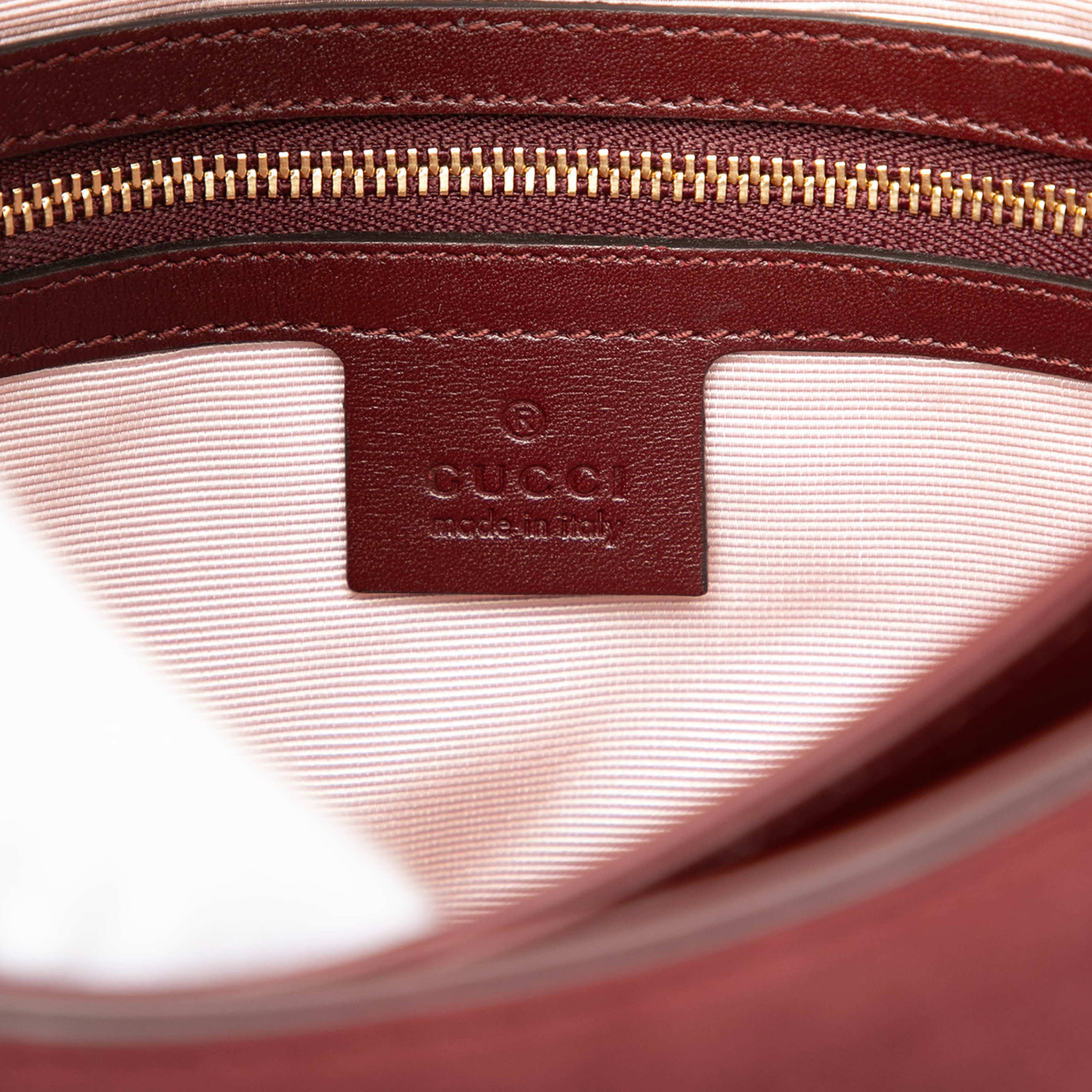 Gucci Medium Suede Arli Crossbody, från Luxclusif, i färgen burgundy. Klicka för att öppna bilden i stort format